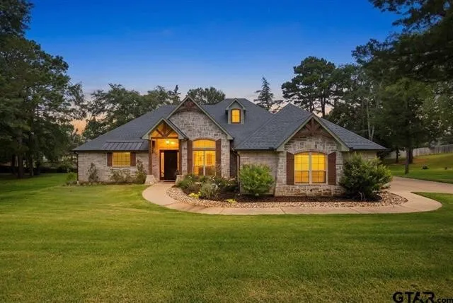 Single Family Residence For Sale in Smith County , 332 Hines Crossing, Bullard, Texas 75757, 3 Bedroom, 2 Bathroom, 2 Garage spaces, 2,539 Sqft, built in 2018, mls#21322975, Real Estate Agent in Bullard, Homes For Sale in Smith county, Homes For Sale in Bullard, Realtor in Bullard Texas, Real Estate Brokerage Independent Realty Texas, Luminita Cordes Realtor