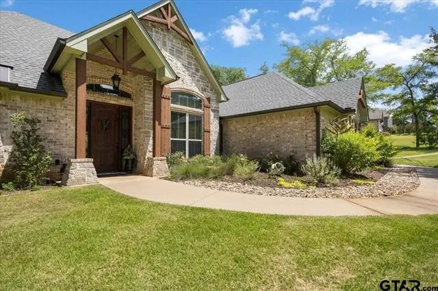 Single Family Residence For Sale in Smith County , 332 Hines Crossing, Bullard, Texas 75757, 3 Bedroom, 2 Bathroom, 2 Garage spaces, 2,539 Sqft, built in 2018, mls#21322975, Real Estate Agent in Bullard, Homes For Sale in Smith county, Homes For Sale in Bullard, Realtor in Bullard Texas, Real Estate Brokerage Independent Realty Texas, Luminita Cordes Realtor