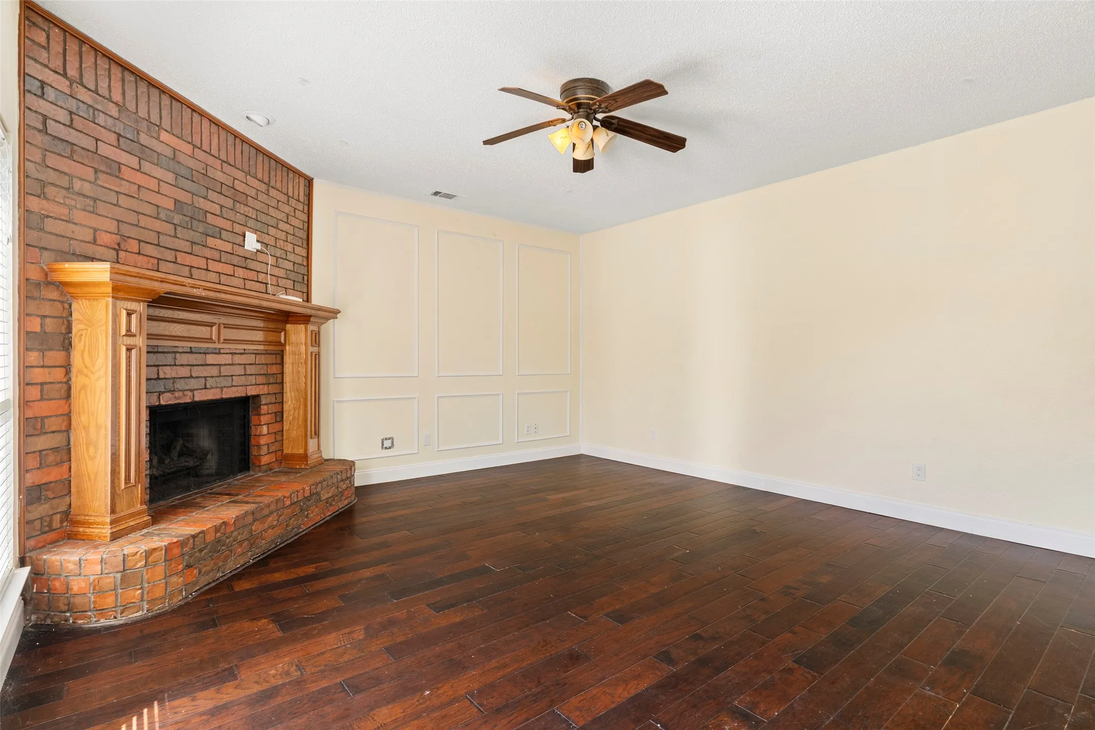 Single Family Residence For Rent in Dallas County , 2522 Primrose Lane, Rowlett, Texas 75089, 4 Bedroom, 3 Bathroom, 2 Garage spaces, 2,128 Sqft, built in 1992, mls#21322814, Real Estate Agent in Rowlett, Homes For Rent in Dallas county, Homes For Rent in Rowlett, Realtor in Rowlett Texas, Real Estate Brokerage Independent Realty Texas, Luminita Cordes Realtor