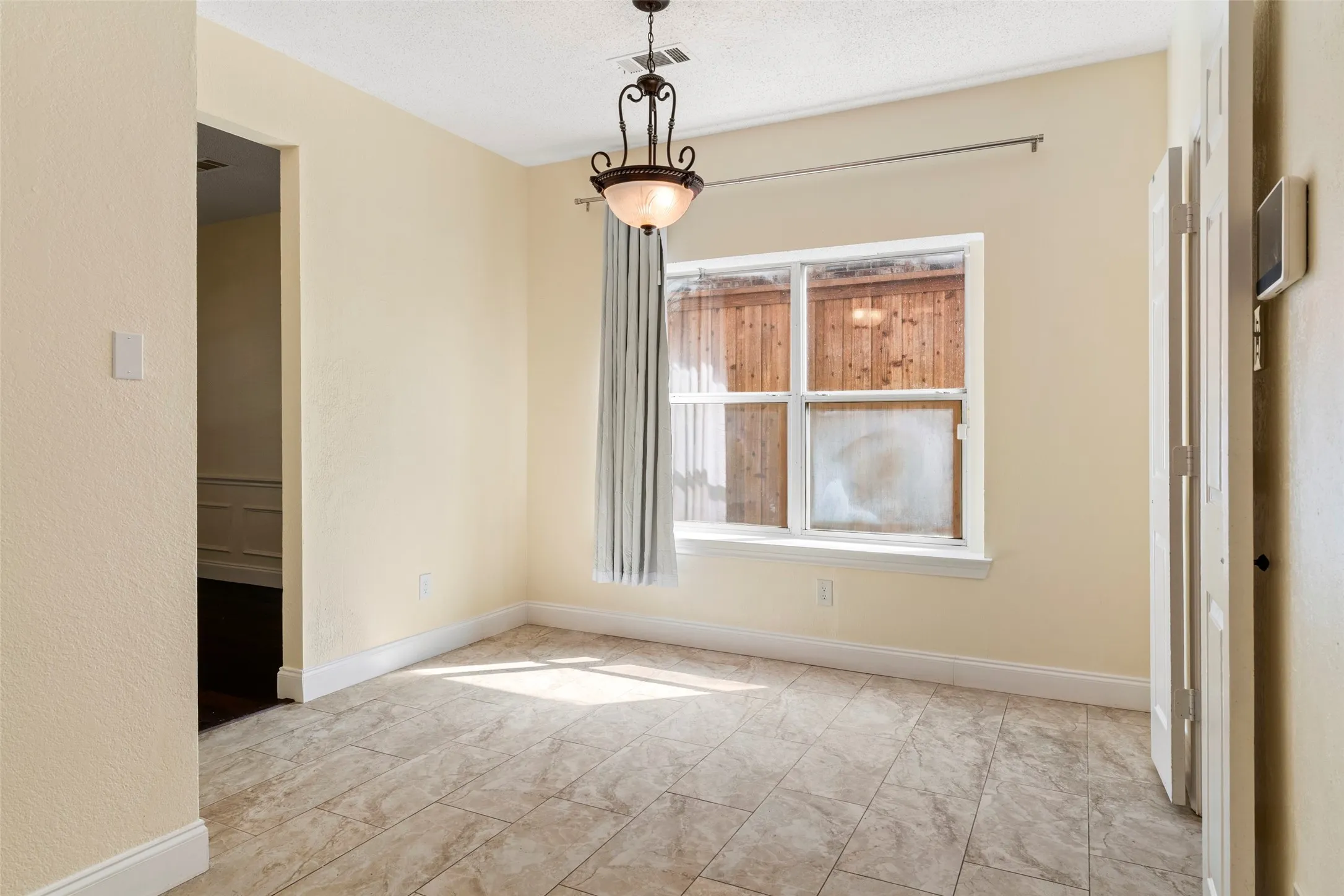 Single Family Residence For Rent in Dallas County , 2522 Primrose Lane, Rowlett, Texas 75089, 4 Bedroom, 3 Bathroom, 2 Garage spaces, 2,128 Sqft, built in 1992, mls#21322814, Real Estate Agent in Rowlett, Homes For Rent in Dallas county, Homes For Rent in Rowlett, Realtor in Rowlett Texas, Real Estate Brokerage Independent Realty Texas, Luminita Cordes Realtor