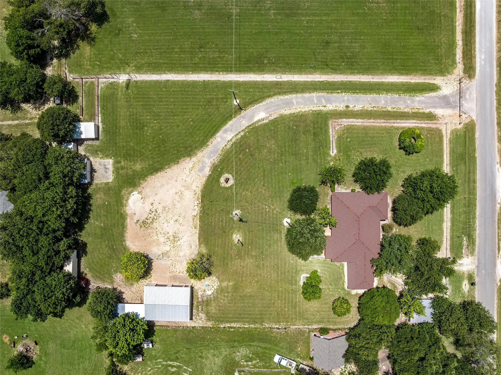 Single Family Residence For Sale in Mc Lennan County , 204 Christopher Drive, Bruceville Eddy, Texas 76524, 3 Bedroom, 2 Bathroom, 2 Garage spaces, 2,138 Sqft, built in 1932, mls#21322959, Real Estate Agent in Bruceville Eddy, Homes For Sale in Mc Lennan county, Homes For Sale in Bruceville Eddy, Realtor in Bruceville Eddy Texas, Real Estate Brokerage Independent Realty Texas, Luminita Cordes Realtor