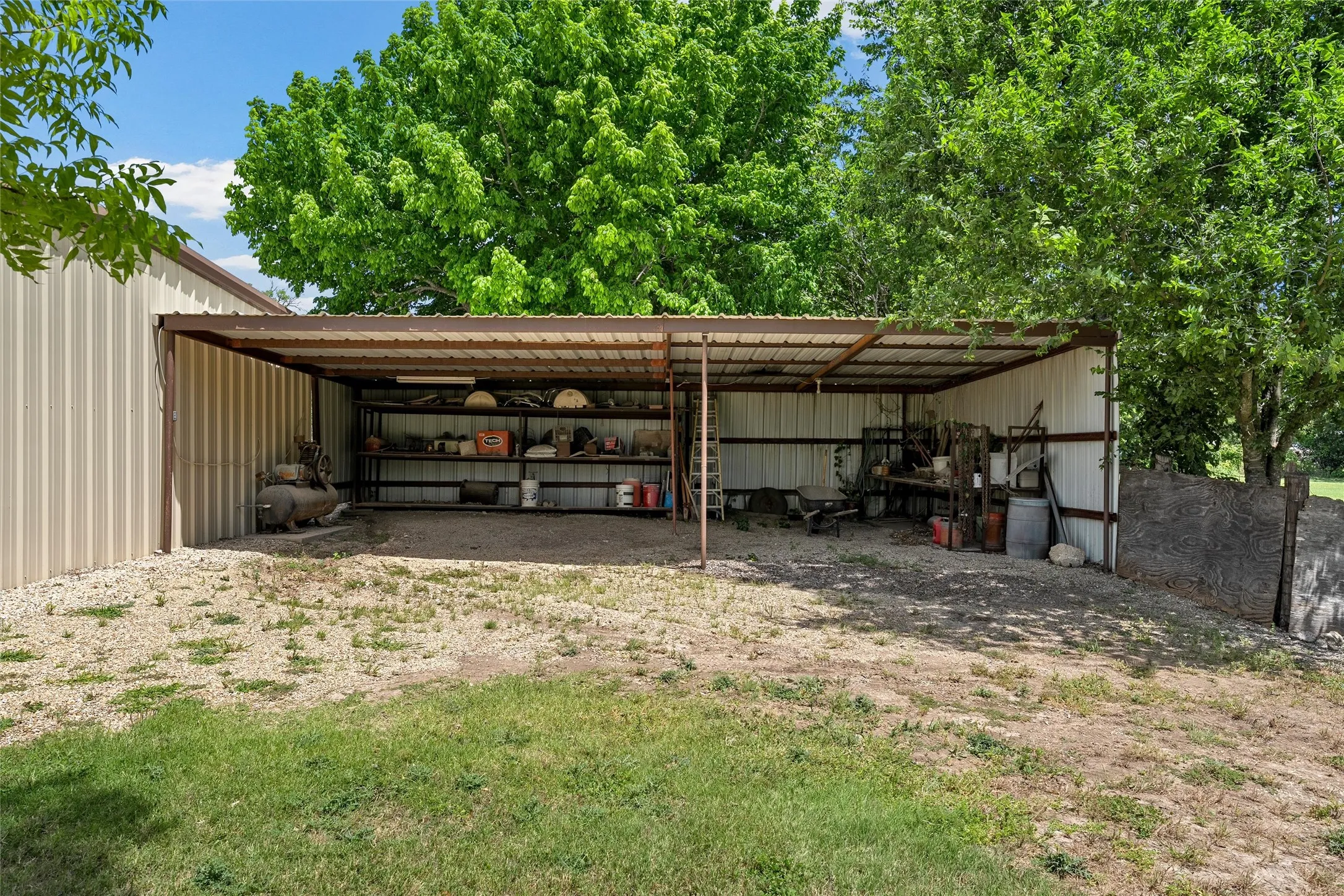 Single Family Residence For Sale in Mc Lennan County , 204 Christopher Drive, Bruceville Eddy, Texas 76524, 3 Bedroom, 2 Bathroom, 2 Garage spaces, 2,138 Sqft, built in 1932, mls#21322959, Real Estate Agent in Bruceville Eddy, Homes For Sale in Mc Lennan county, Homes For Sale in Bruceville Eddy, Realtor in Bruceville Eddy Texas, Real Estate Brokerage Independent Realty Texas, Luminita Cordes Realtor