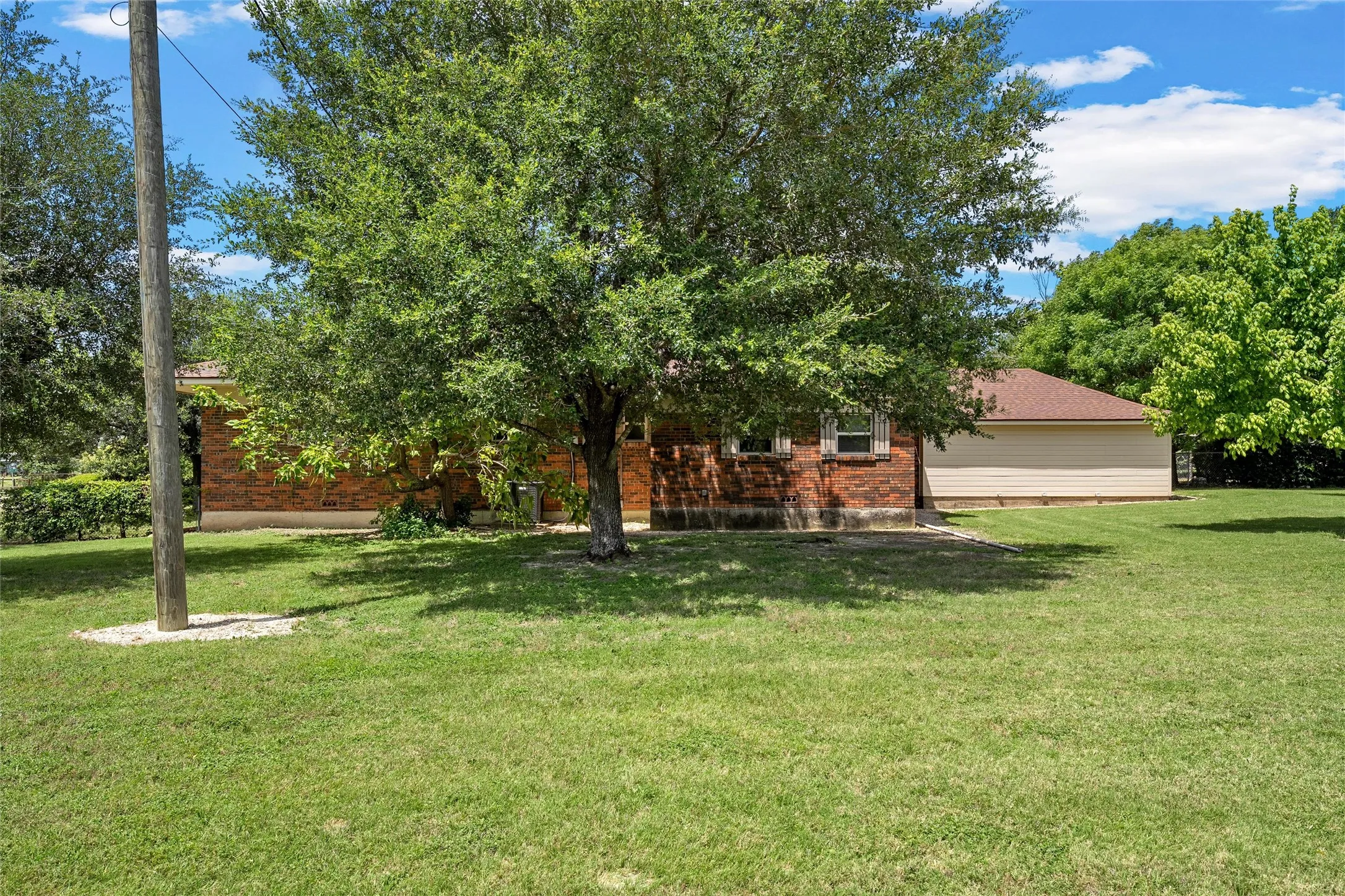Single Family Residence For Sale in Mc Lennan County , 204 Christopher Drive, Bruceville Eddy, Texas 76524, 3 Bedroom, 2 Bathroom, 2 Garage spaces, 2,138 Sqft, built in 1932, mls#21322959, Real Estate Agent in Bruceville Eddy, Homes For Sale in Mc Lennan county, Homes For Sale in Bruceville Eddy, Realtor in Bruceville Eddy Texas, Real Estate Brokerage Independent Realty Texas, Luminita Cordes Realtor