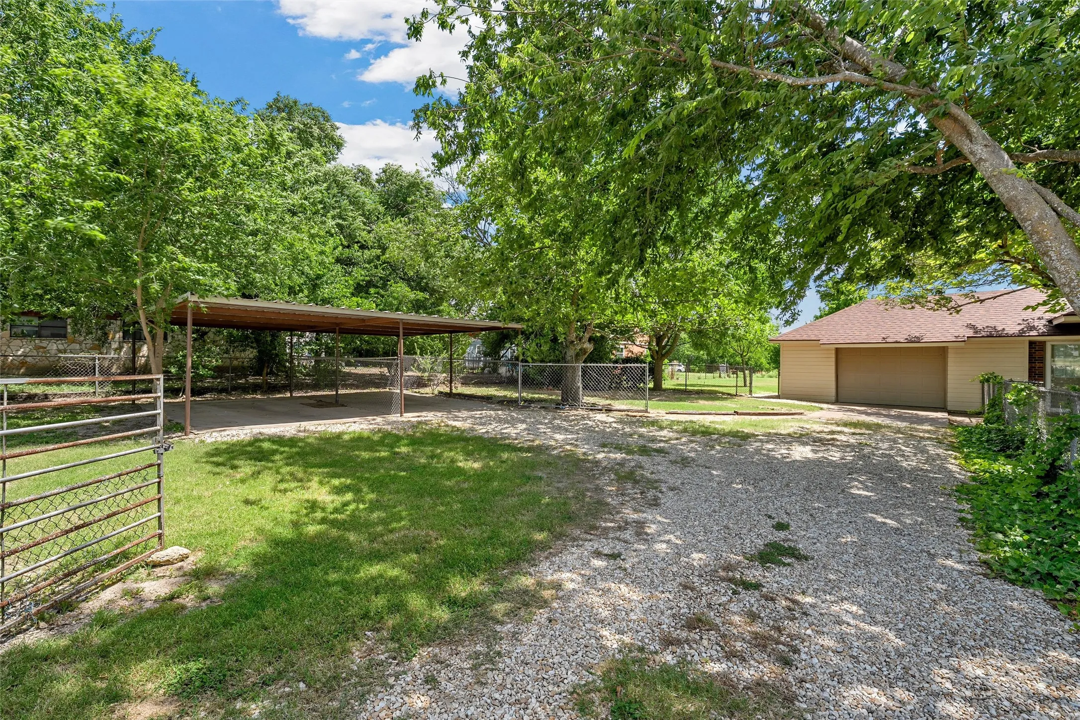 Single Family Residence For Sale in Mc Lennan County , 204 Christopher Drive, Bruceville Eddy, Texas 76524, 3 Bedroom, 2 Bathroom, 2 Garage spaces, 2,138 Sqft, built in 1932, mls#21322959, Real Estate Agent in Bruceville Eddy, Homes For Sale in Mc Lennan county, Homes For Sale in Bruceville Eddy, Realtor in Bruceville Eddy Texas, Real Estate Brokerage Independent Realty Texas, Luminita Cordes Realtor