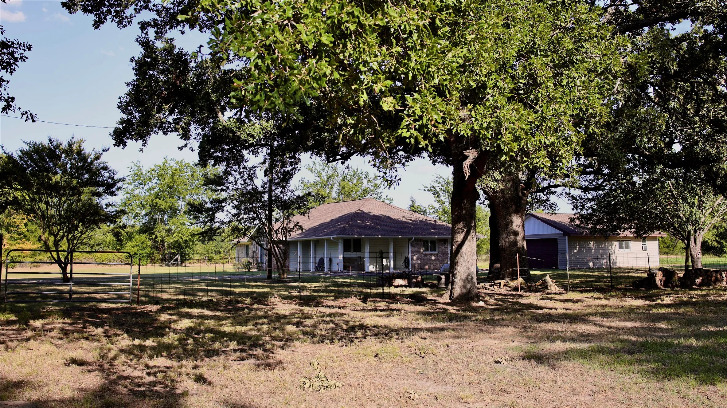 Single Family Residence For Sale in Van Zandt County , 871 VZ County Road 2602, Wills Point, Texas 75169, 3 Bedroom, 2 Bathroom, 1 Garage spaces, 1,925 Sqft, built in 1990, mls#21322999, Real Estate Agent in Wills Point, Homes For Sale in Van Zandt county, Homes For Sale in Wills Point, Realtor in Wills Point Texas, Real Estate Brokerage Independent Realty Texas, Luminita Cordes Realtor
