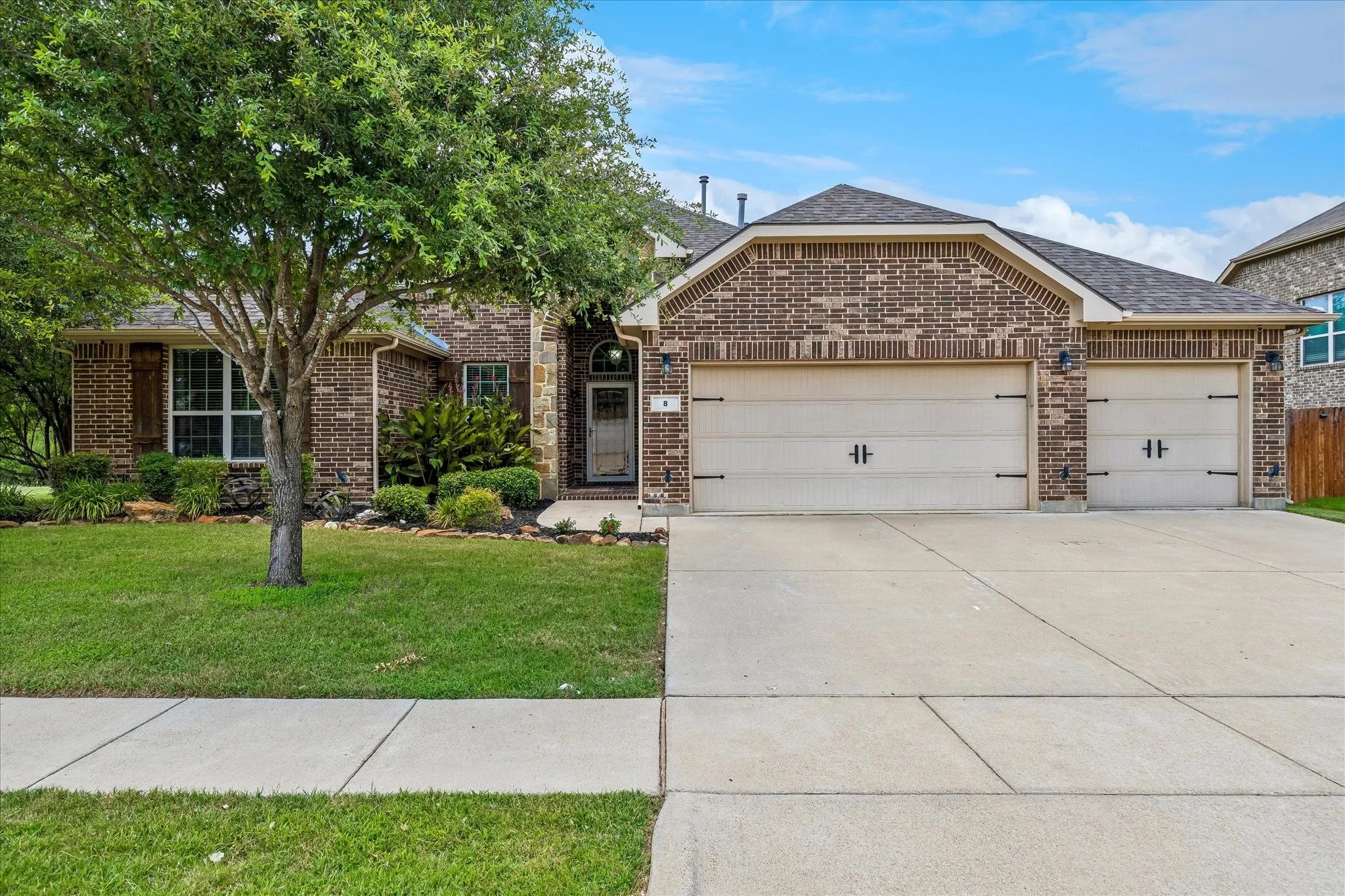 Single Family Residence For Sale in Tarrant County , 8 Duskview Lane, Edgecliff Village, Texas 76134, 4 Bedroom, 3 Bathroom, 3 Garage spaces, 2,669 Sqft, built in 2015, mls#21322191, Real Estate Agent in Edgecliff Village, Homes For Sale in Tarrant county, Homes For Sale in Edgecliff Village, Realtor in Edgecliff Village Texas, Real Estate Brokerage Independent Realty Texas, Luminita Cordes Realtor