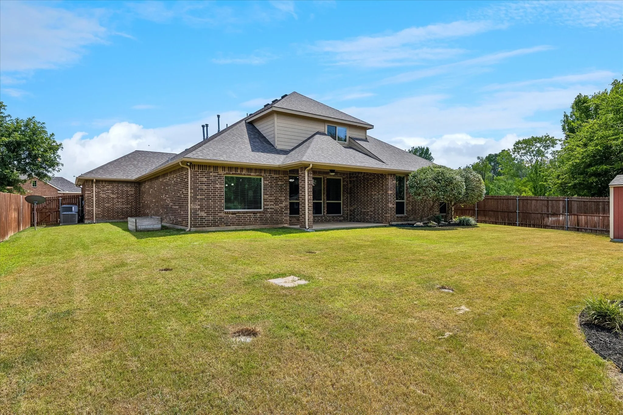 Single Family Residence For Sale in Tarrant County , 8 Duskview Lane, Edgecliff Village, Texas 76134, 4 Bedroom, 3 Bathroom, 3 Garage spaces, 2,669 Sqft, built in 2015, mls#21322191, Real Estate Agent in Edgecliff Village, Homes For Sale in Tarrant county, Homes For Sale in Edgecliff Village, Realtor in Edgecliff Village Texas, Real Estate Brokerage Independent Realty Texas, Luminita Cordes Realtor