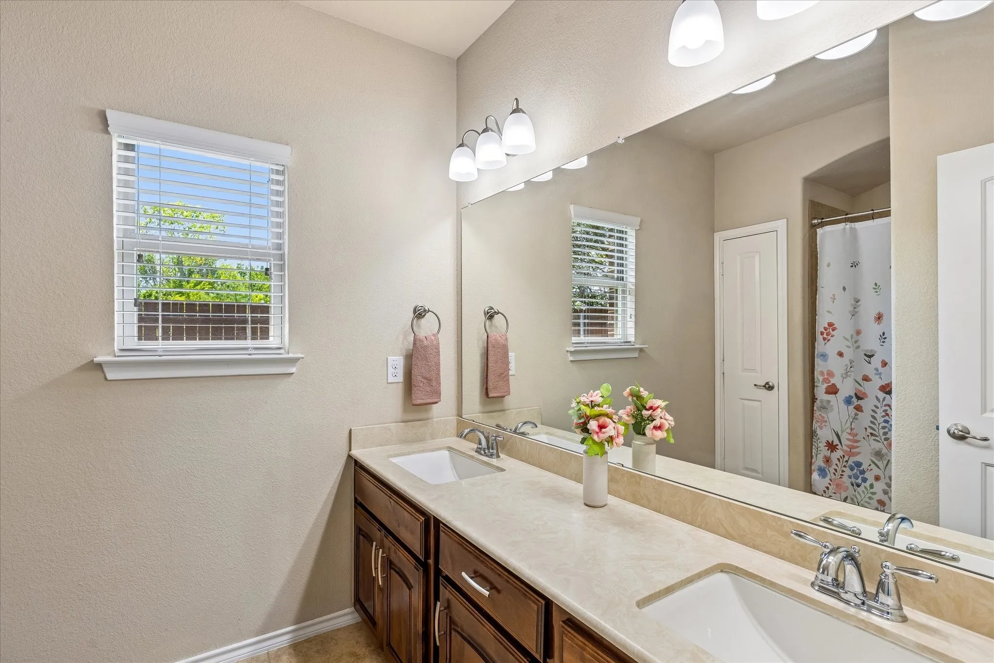 Single Family Residence For Sale in Tarrant County , 8 Duskview Lane, Edgecliff Village, Texas 76134, 4 Bedroom, 3 Bathroom, 3 Garage spaces, 2,669 Sqft, built in 2015, mls#21322191, Real Estate Agent in Edgecliff Village, Homes For Sale in Tarrant county, Homes For Sale in Edgecliff Village, Realtor in Edgecliff Village Texas, Real Estate Brokerage Independent Realty Texas, Luminita Cordes Realtor