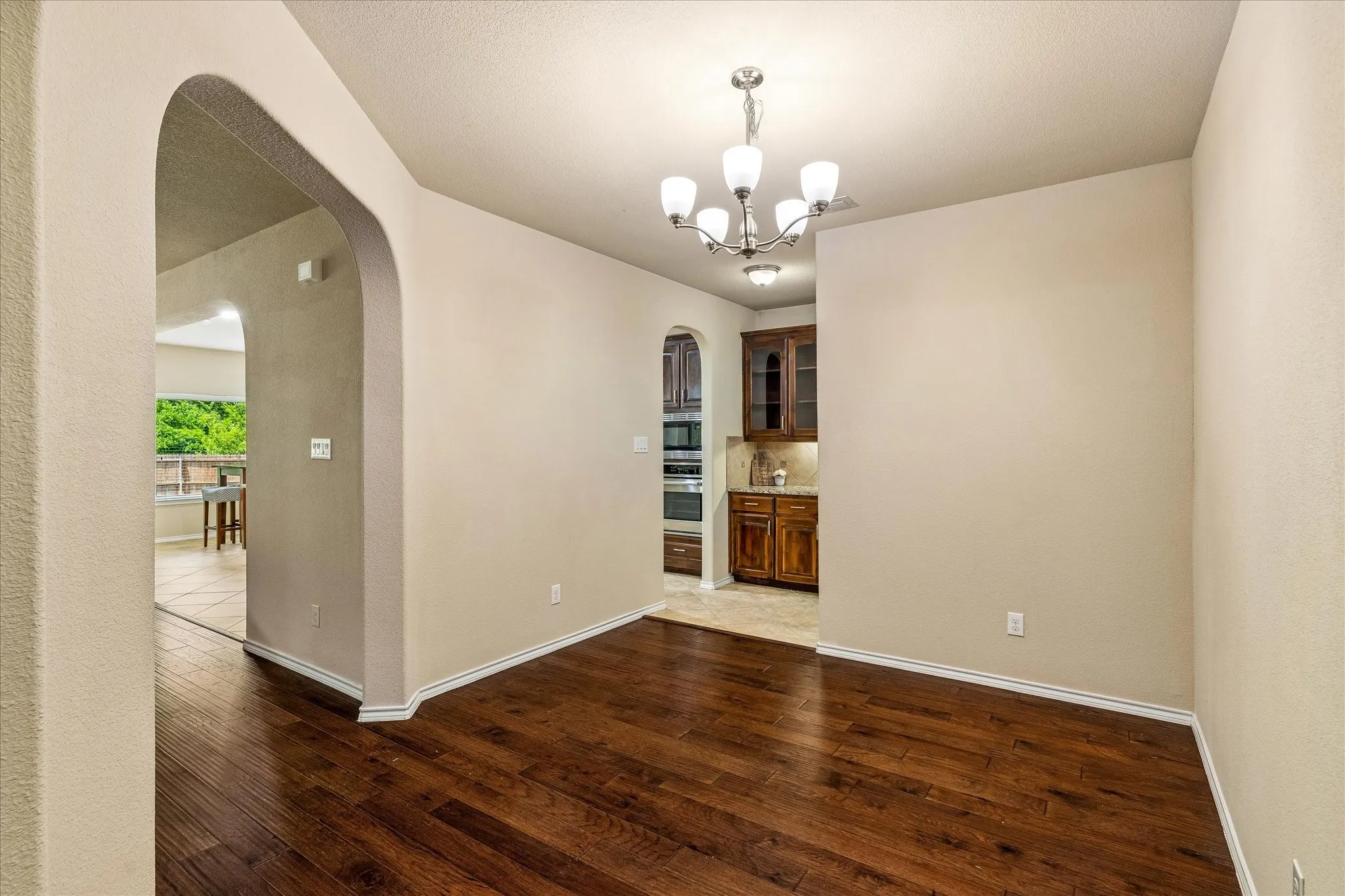 Single Family Residence For Sale in Tarrant County , 8 Duskview Lane, Edgecliff Village, Texas 76134, 4 Bedroom, 3 Bathroom, 3 Garage spaces, 2,669 Sqft, built in 2015, mls#21322191, Real Estate Agent in Edgecliff Village, Homes For Sale in Tarrant county, Homes For Sale in Edgecliff Village, Realtor in Edgecliff Village Texas, Real Estate Brokerage Independent Realty Texas, Luminita Cordes Realtor