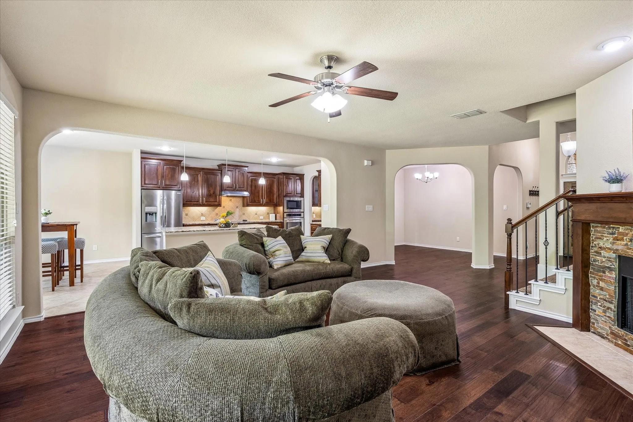 Single Family Residence For Sale in Tarrant County , 8 Duskview Lane, Edgecliff Village, Texas 76134, 4 Bedroom, 3 Bathroom, 3 Garage spaces, 2,669 Sqft, built in 2015, mls#21322191, Real Estate Agent in Edgecliff Village, Homes For Sale in Tarrant county, Homes For Sale in Edgecliff Village, Realtor in Edgecliff Village Texas, Real Estate Brokerage Independent Realty Texas, Luminita Cordes Realtor