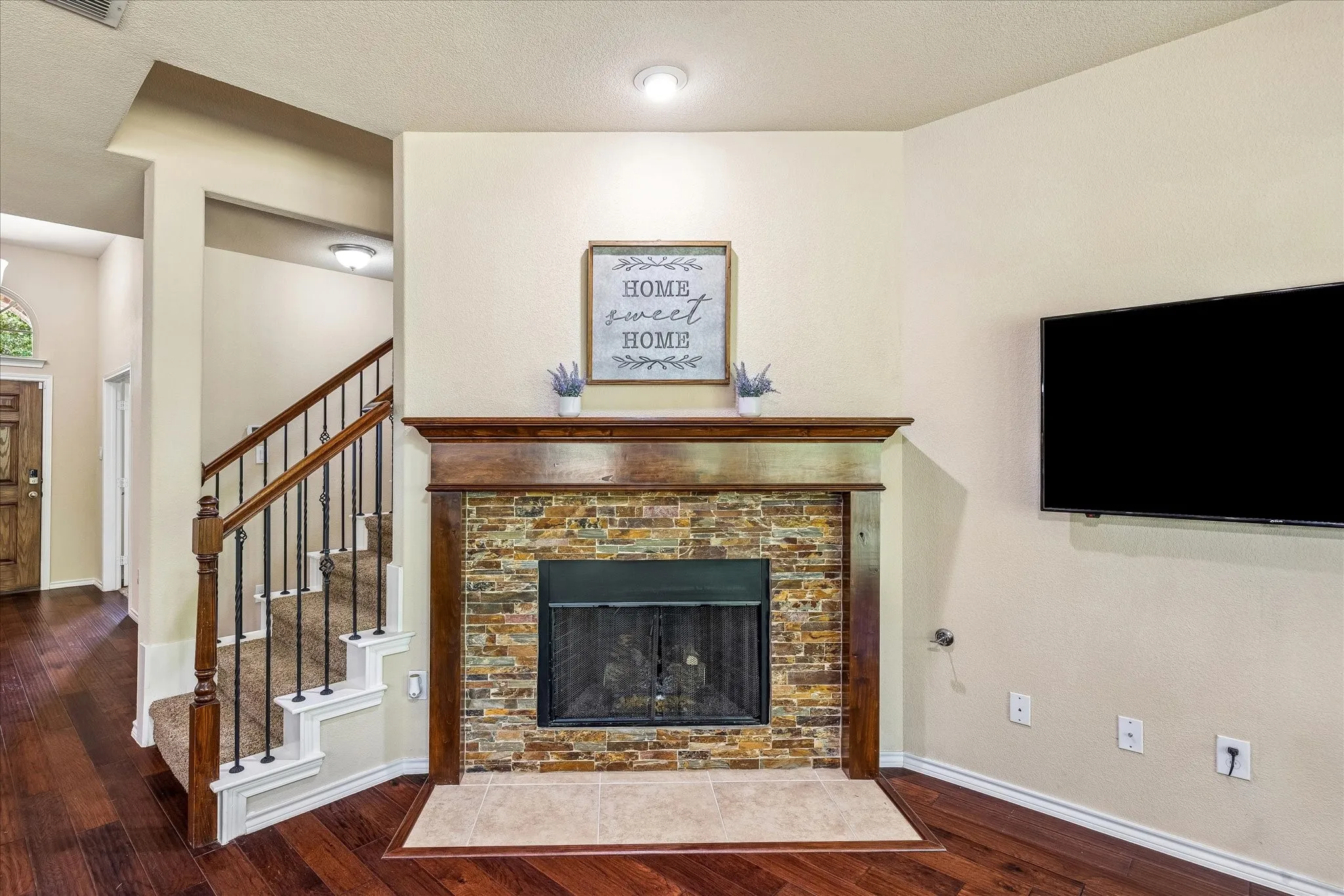 Single Family Residence For Sale in Tarrant County , 8 Duskview Lane, Edgecliff Village, Texas 76134, 4 Bedroom, 3 Bathroom, 3 Garage spaces, 2,669 Sqft, built in 2015, mls#21322191, Real Estate Agent in Edgecliff Village, Homes For Sale in Tarrant county, Homes For Sale in Edgecliff Village, Realtor in Edgecliff Village Texas, Real Estate Brokerage Independent Realty Texas, Luminita Cordes Realtor