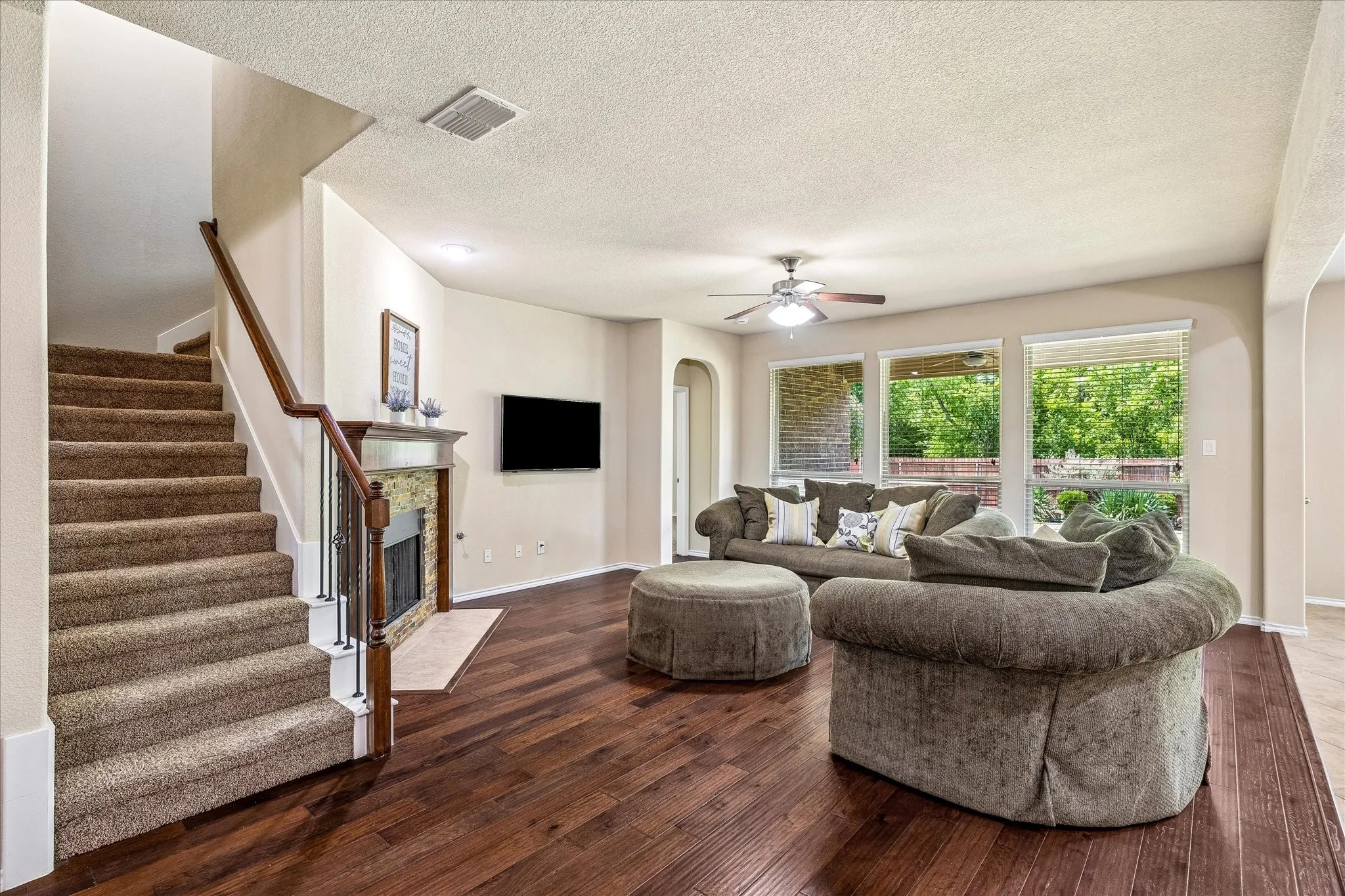 Single Family Residence For Sale in Tarrant County , 8 Duskview Lane, Edgecliff Village, Texas 76134, 4 Bedroom, 3 Bathroom, 3 Garage spaces, 2,669 Sqft, built in 2015, mls#21322191, Real Estate Agent in Edgecliff Village, Homes For Sale in Tarrant county, Homes For Sale in Edgecliff Village, Realtor in Edgecliff Village Texas, Real Estate Brokerage Independent Realty Texas, Luminita Cordes Realtor
