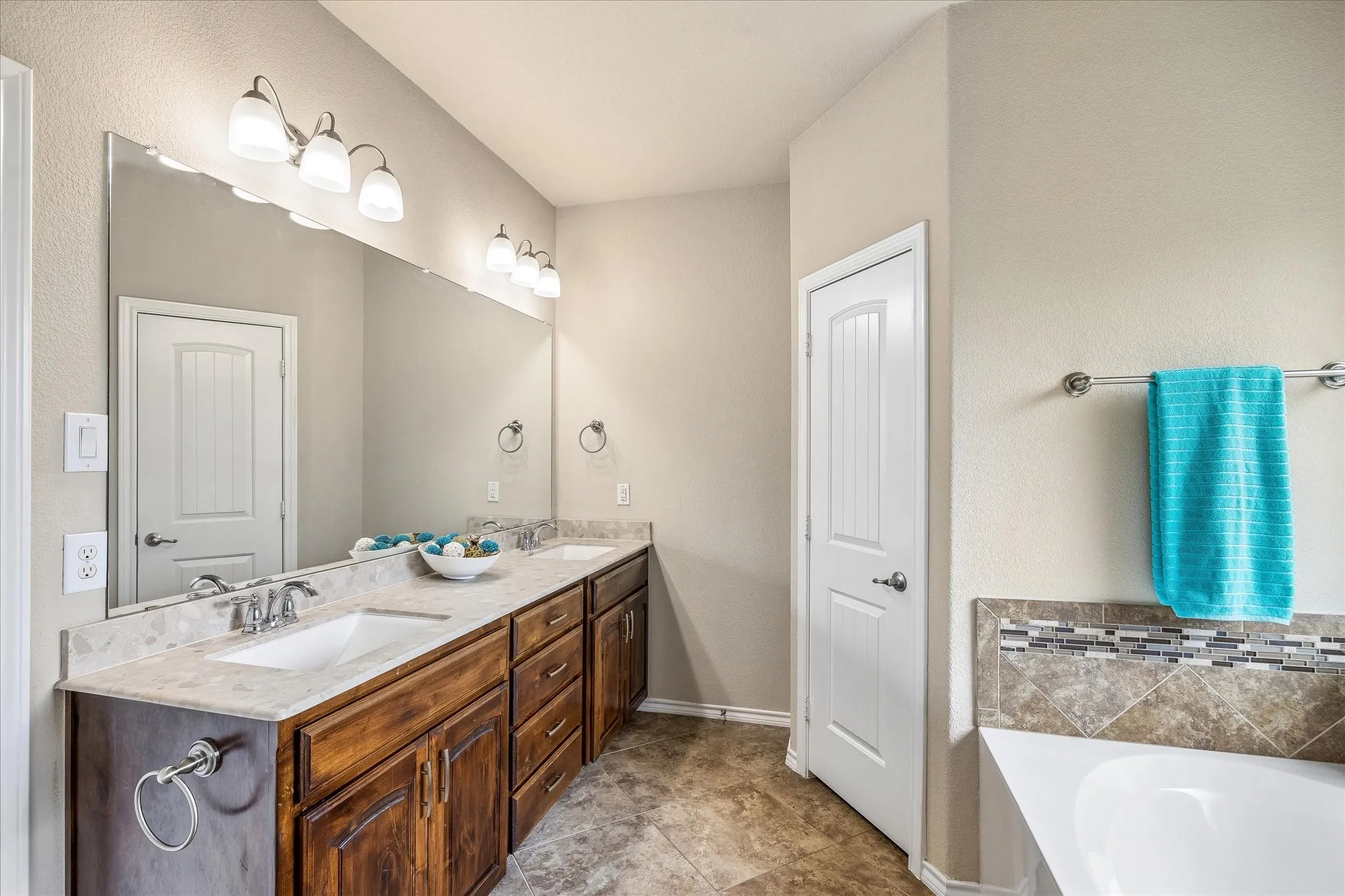 Single Family Residence For Sale in Tarrant County , 8 Duskview Lane, Edgecliff Village, Texas 76134, 4 Bedroom, 3 Bathroom, 3 Garage spaces, 2,669 Sqft, built in 2015, mls#21322191, Real Estate Agent in Edgecliff Village, Homes For Sale in Tarrant county, Homes For Sale in Edgecliff Village, Realtor in Edgecliff Village Texas, Real Estate Brokerage Independent Realty Texas, Luminita Cordes Realtor