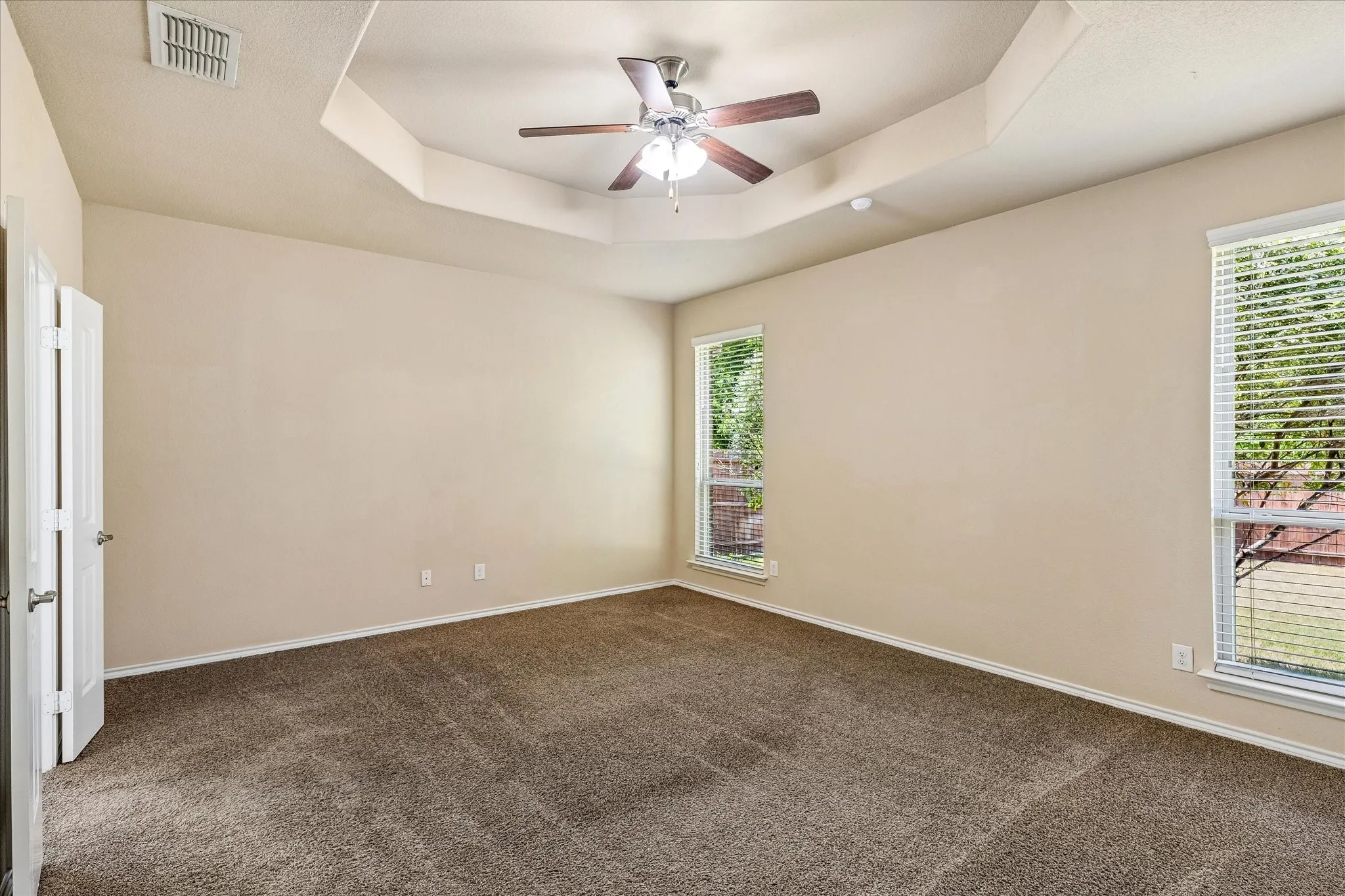 Single Family Residence For Sale in Tarrant County , 8 Duskview Lane, Edgecliff Village, Texas 76134, 4 Bedroom, 3 Bathroom, 3 Garage spaces, 2,669 Sqft, built in 2015, mls#21322191, Real Estate Agent in Edgecliff Village, Homes For Sale in Tarrant county, Homes For Sale in Edgecliff Village, Realtor in Edgecliff Village Texas, Real Estate Brokerage Independent Realty Texas, Luminita Cordes Realtor
