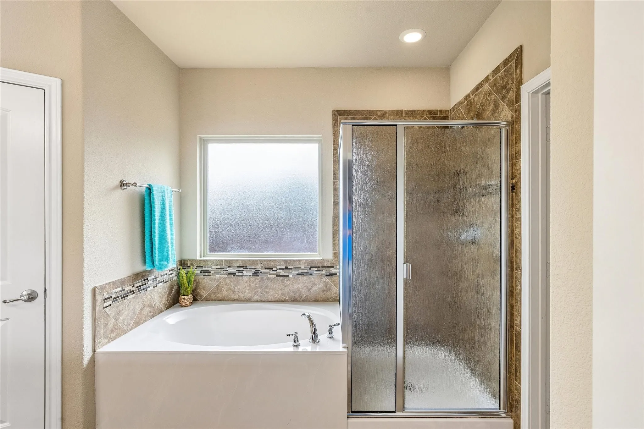 Single Family Residence For Sale in Tarrant County , 8 Duskview Lane, Edgecliff Village, Texas 76134, 4 Bedroom, 3 Bathroom, 3 Garage spaces, 2,669 Sqft, built in 2015, mls#21322191, Real Estate Agent in Edgecliff Village, Homes For Sale in Tarrant county, Homes For Sale in Edgecliff Village, Realtor in Edgecliff Village Texas, Real Estate Brokerage Independent Realty Texas, Luminita Cordes Realtor