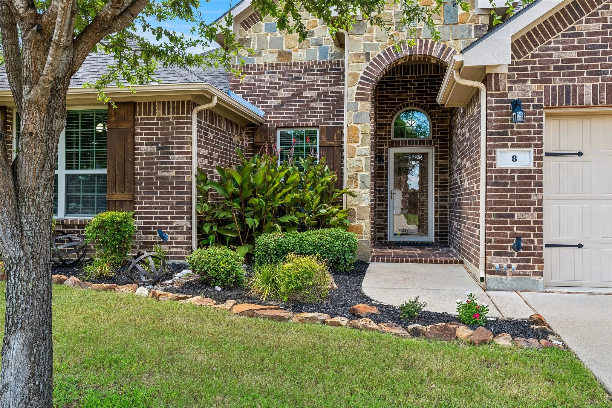 Single Family Residence For Sale in Tarrant County , 8 Duskview Lane, Edgecliff Village, Texas 76134, 4 Bedroom, 3 Bathroom, 3 Garage spaces, 2,669 Sqft, built in 2015, mls#21322191, Real Estate Agent in Edgecliff Village, Homes For Sale in Tarrant county, Homes For Sale in Edgecliff Village, Realtor in Edgecliff Village Texas, Real Estate Brokerage Independent Realty Texas, Luminita Cordes Realtor