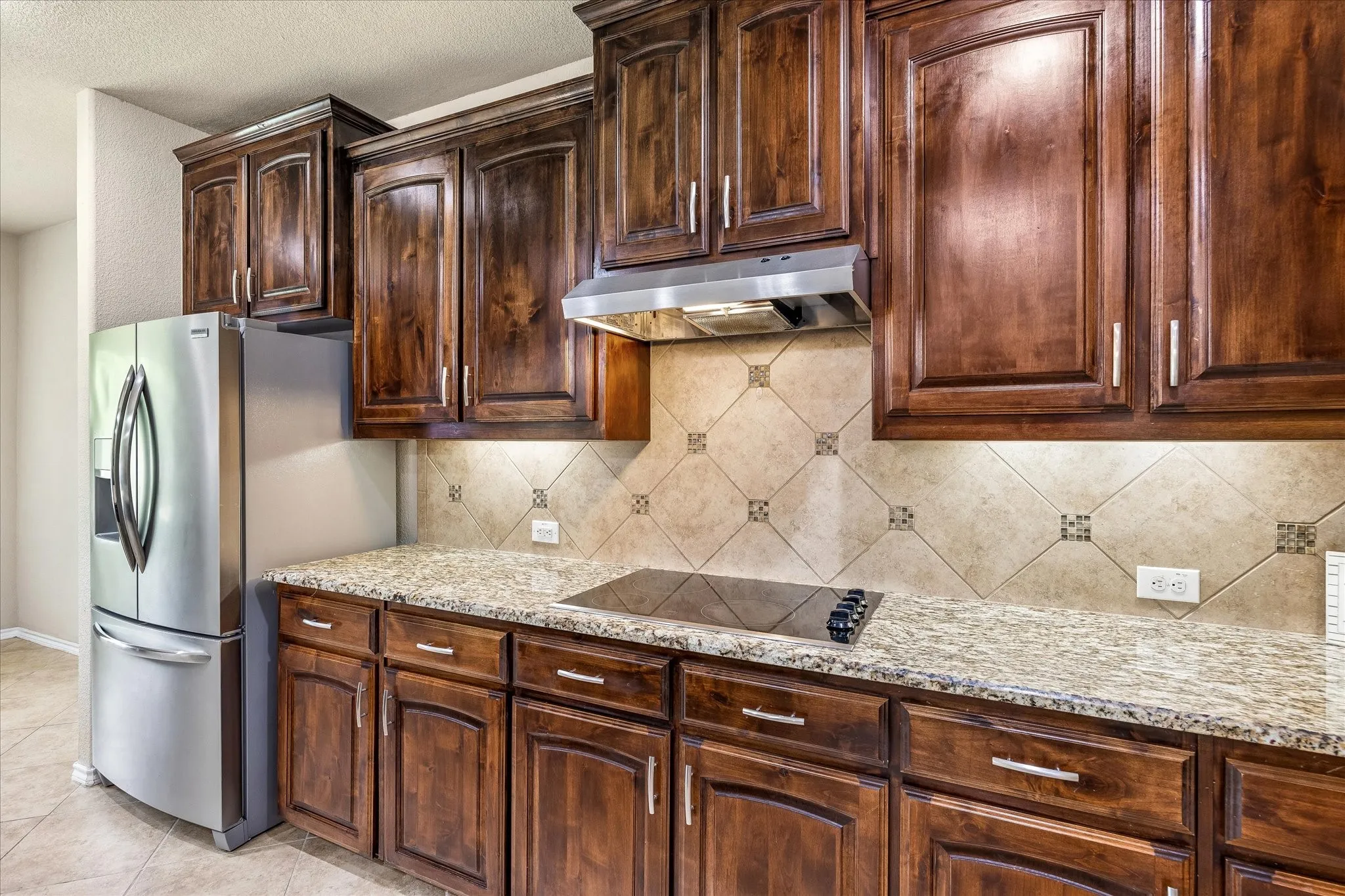 Single Family Residence For Sale in Tarrant County , 8 Duskview Lane, Edgecliff Village, Texas 76134, 4 Bedroom, 3 Bathroom, 3 Garage spaces, 2,669 Sqft, built in 2015, mls#21322191, Real Estate Agent in Edgecliff Village, Homes For Sale in Tarrant county, Homes For Sale in Edgecliff Village, Realtor in Edgecliff Village Texas, Real Estate Brokerage Independent Realty Texas, Luminita Cordes Realtor