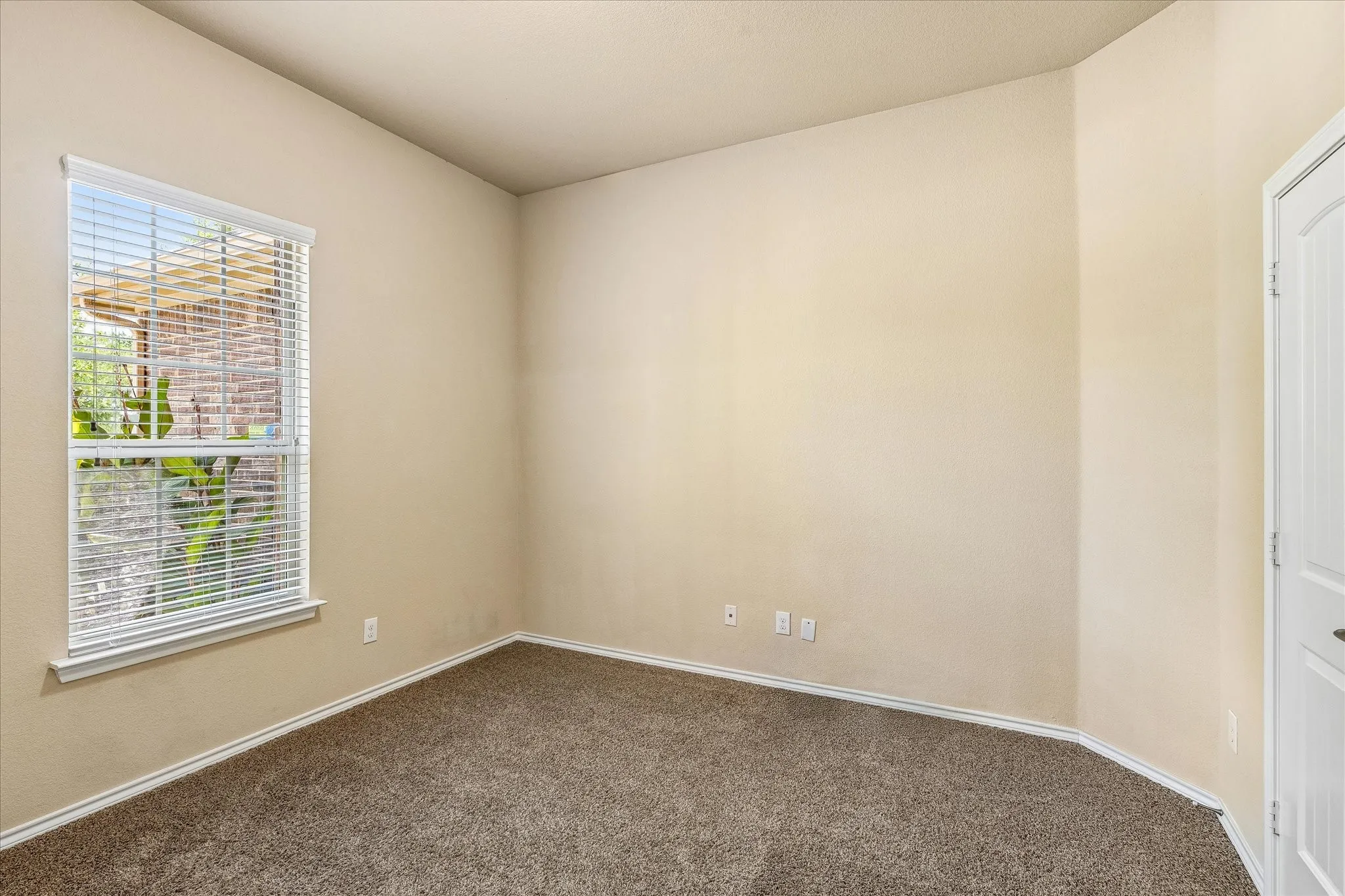 Single Family Residence For Sale in Tarrant County , 8 Duskview Lane, Edgecliff Village, Texas 76134, 4 Bedroom, 3 Bathroom, 3 Garage spaces, 2,669 Sqft, built in 2015, mls#21322191, Real Estate Agent in Edgecliff Village, Homes For Sale in Tarrant county, Homes For Sale in Edgecliff Village, Realtor in Edgecliff Village Texas, Real Estate Brokerage Independent Realty Texas, Luminita Cordes Realtor