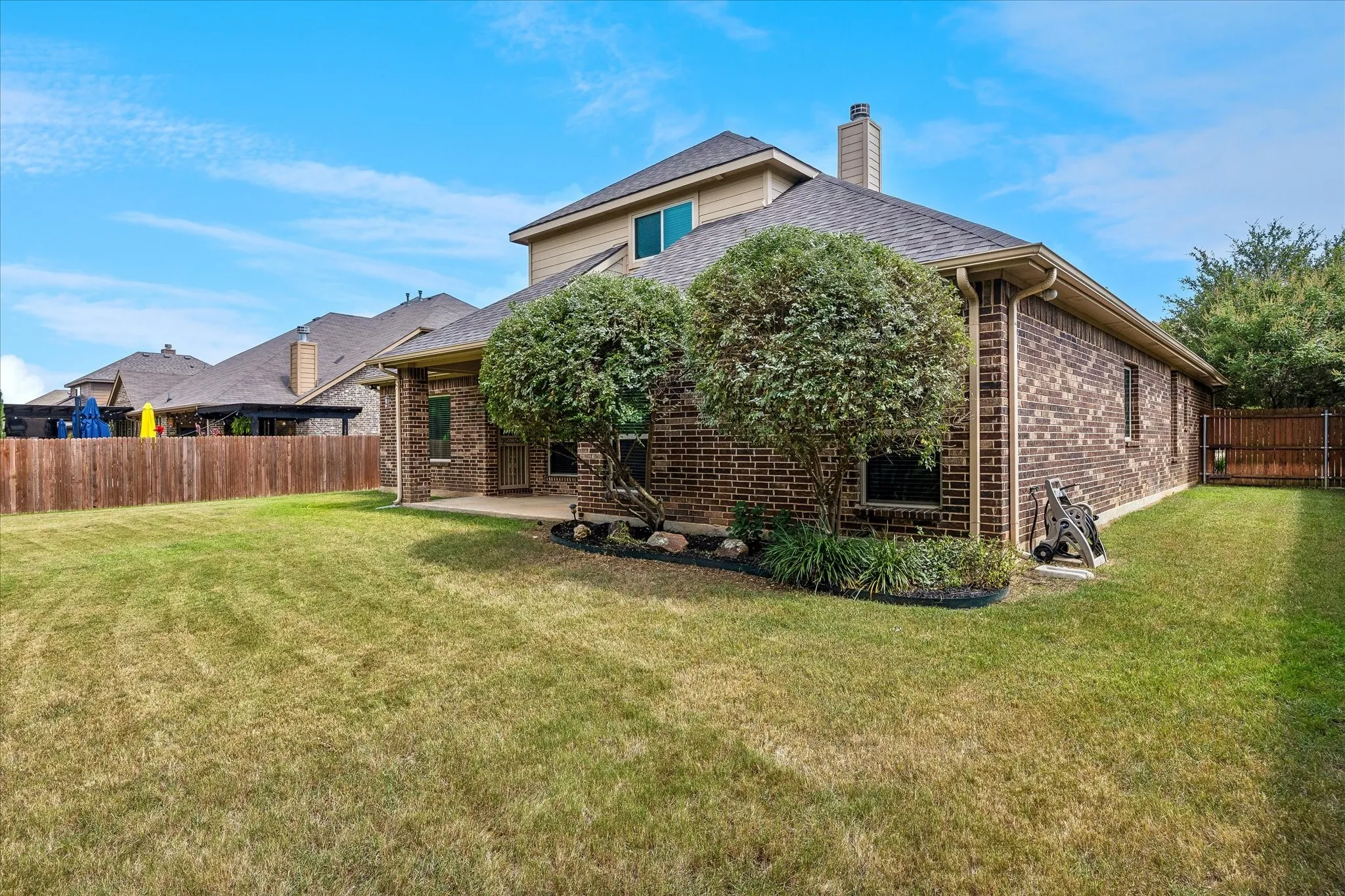 Single Family Residence For Sale in Tarrant County , 8 Duskview Lane, Edgecliff Village, Texas 76134, 4 Bedroom, 3 Bathroom, 3 Garage spaces, 2,669 Sqft, built in 2015, mls#21322191, Real Estate Agent in Edgecliff Village, Homes For Sale in Tarrant county, Homes For Sale in Edgecliff Village, Realtor in Edgecliff Village Texas, Real Estate Brokerage Independent Realty Texas, Luminita Cordes Realtor