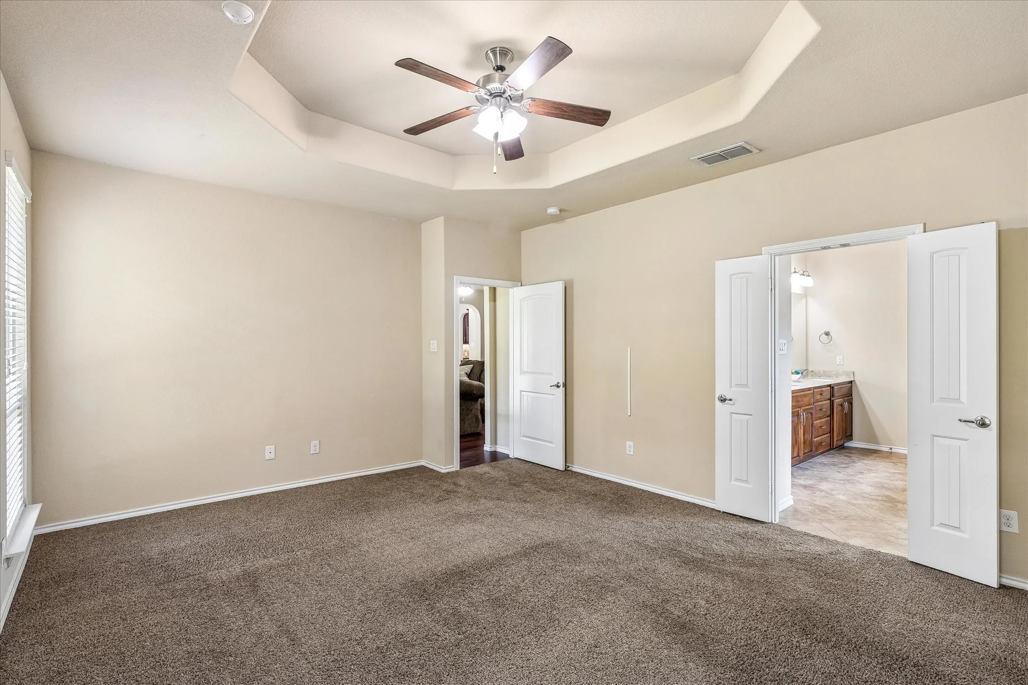 Single Family Residence For Sale in Tarrant County , 8 Duskview Lane, Edgecliff Village, Texas 76134, 4 Bedroom, 3 Bathroom, 3 Garage spaces, 2,669 Sqft, built in 2015, mls#21322191, Real Estate Agent in Edgecliff Village, Homes For Sale in Tarrant county, Homes For Sale in Edgecliff Village, Realtor in Edgecliff Village Texas, Real Estate Brokerage Independent Realty Texas, Luminita Cordes Realtor