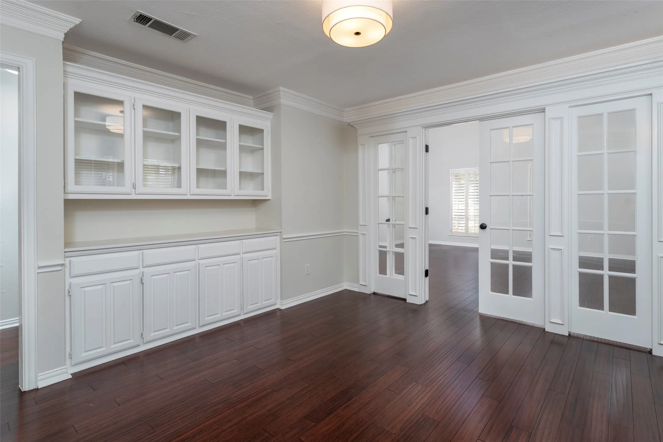 Single Family Residence For Sale in Tarrant County , 7206 Forestwind Court, Arlington, Texas 76001, 4 Bedroom, 4 Bathroom, 2 Garage spaces, 3,692 Sqft, built in 1990, Price $585,000, mls#21322528, Real Estate Agent in Arlington, Homes For Sale in Tarrant county, Homes For Sale in Arlington, Realtor in Arlington Texas, Real Estate Brokerage Independent Realty Texas, Luminita Cordes Realtor