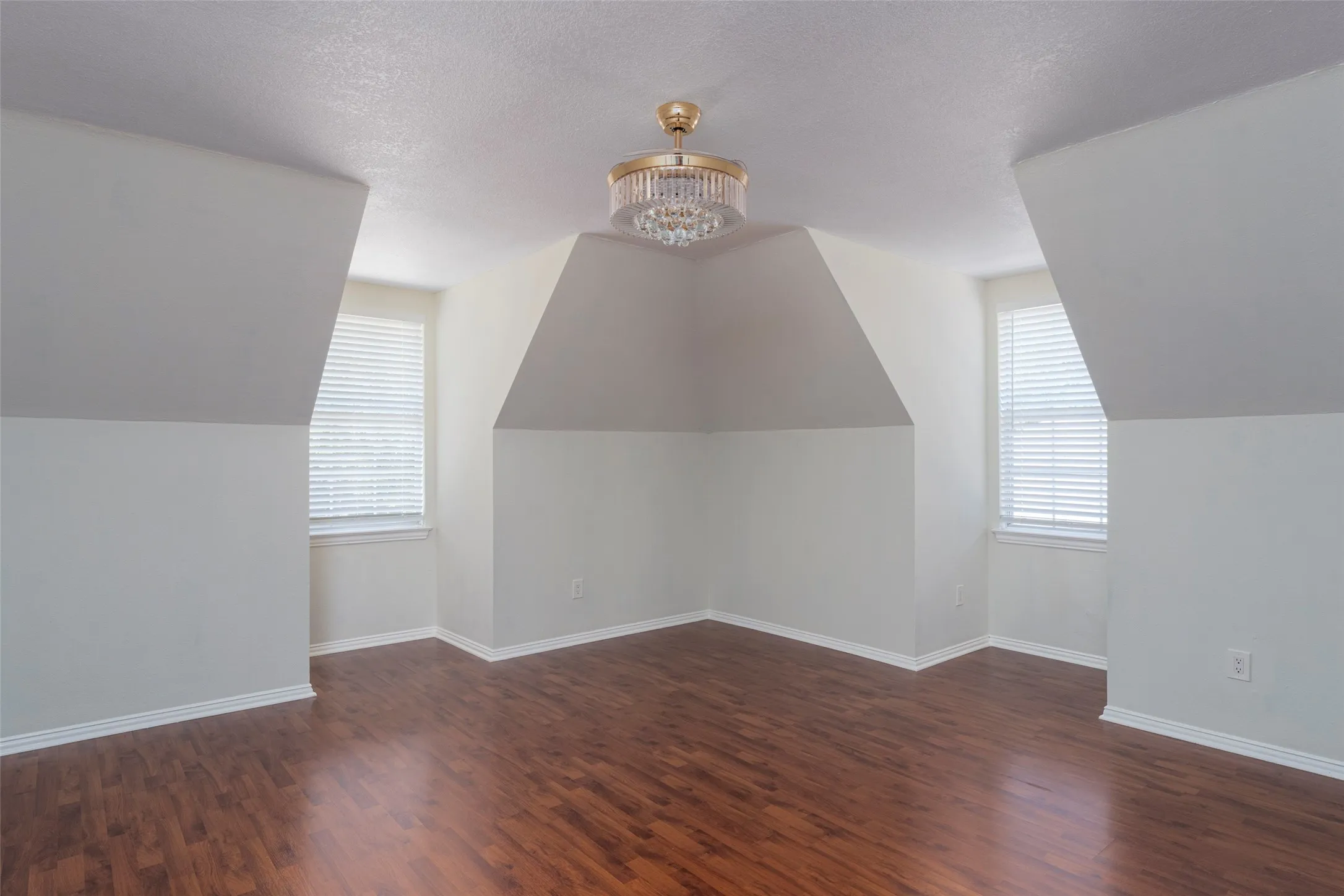 Single Family Residence For Sale in Tarrant County , 7206 Forestwind Court, Arlington, Texas 76001, 4 Bedroom, 4 Bathroom, 2 Garage spaces, 3,692 Sqft, built in 1990, Price $585,000, mls#21322528, Real Estate Agent in Arlington, Homes For Sale in Tarrant county, Homes For Sale in Arlington, Realtor in Arlington Texas, Real Estate Brokerage Independent Realty Texas, Luminita Cordes Realtor