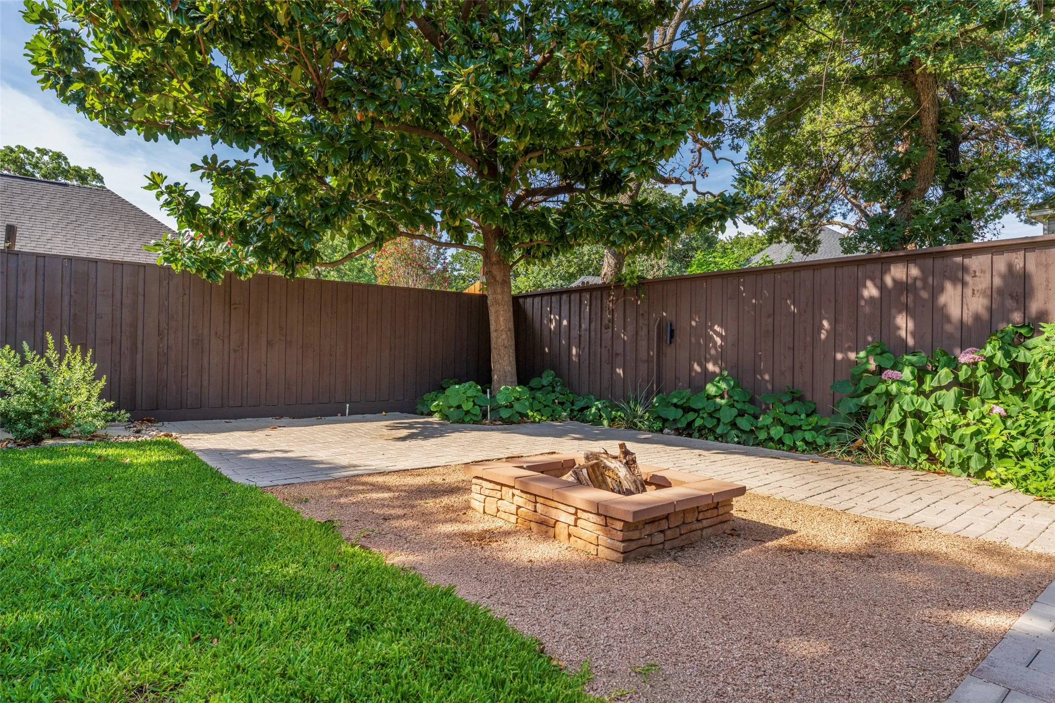 Single Family Residence For Sale in Tarrant County , 7206 Forestwind Court, Arlington, Texas 76001, 4 Bedroom, 4 Bathroom, 2 Garage spaces, 3,692 Sqft, built in 1990, Price $585,000, mls#21322528, Real Estate Agent in Arlington, Homes For Sale in Tarrant county, Homes For Sale in Arlington, Realtor in Arlington Texas, Real Estate Brokerage Independent Realty Texas, Luminita Cordes Realtor