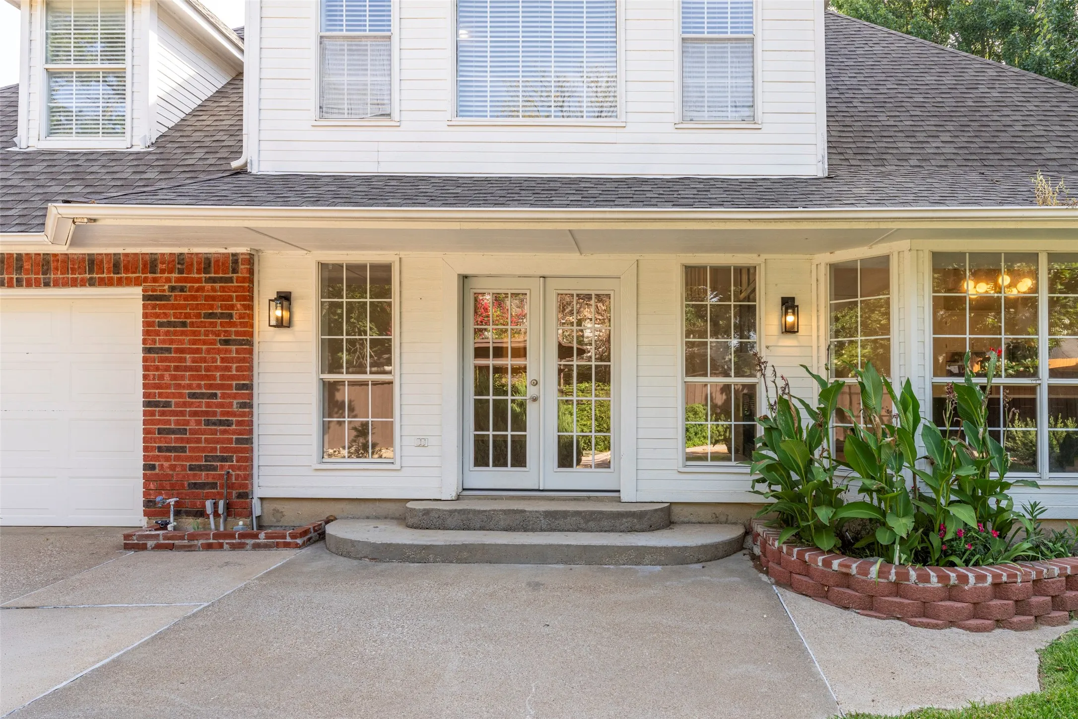 Single Family Residence For Sale in Tarrant County , 7206 Forestwind Court, Arlington, Texas 76001, 4 Bedroom, 4 Bathroom, 2 Garage spaces, 3,692 Sqft, built in 1990, Price $585,000, mls#21322528, Real Estate Agent in Arlington, Homes For Sale in Tarrant county, Homes For Sale in Arlington, Realtor in Arlington Texas, Real Estate Brokerage Independent Realty Texas, Luminita Cordes Realtor