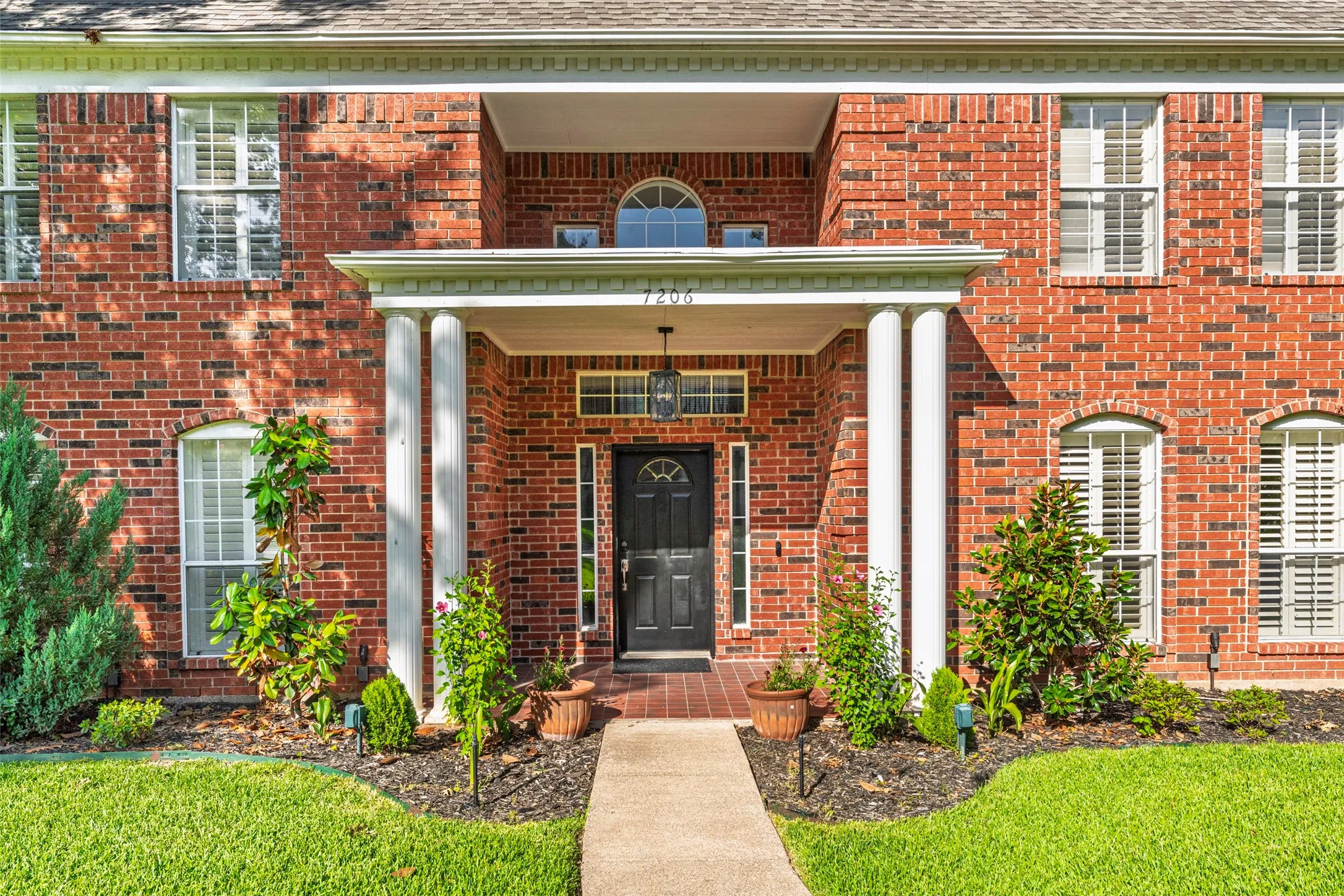 Single Family Residence For Sale in Tarrant County , 7206 Forestwind Court, Arlington, Texas 76001, 4 Bedroom, 4 Bathroom, 2 Garage spaces, 3,692 Sqft, built in 1990, Price $585,000, mls#21322528, Real Estate Agent in Arlington, Homes For Sale in Tarrant county, Homes For Sale in Arlington, Realtor in Arlington Texas, Real Estate Brokerage Independent Realty Texas, Luminita Cordes Realtor