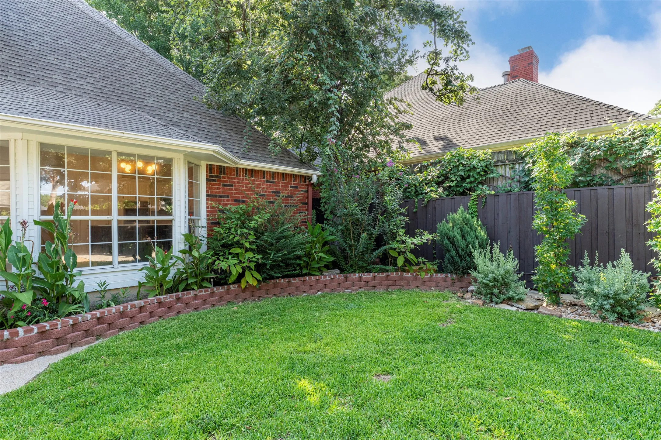 Single Family Residence For Sale in Tarrant County , 7206 Forestwind Court, Arlington, Texas 76001, 4 Bedroom, 4 Bathroom, 2 Garage spaces, 3,692 Sqft, built in 1990, Price $585,000, mls#21322528, Real Estate Agent in Arlington, Homes For Sale in Tarrant county, Homes For Sale in Arlington, Realtor in Arlington Texas, Real Estate Brokerage Independent Realty Texas, Luminita Cordes Realtor