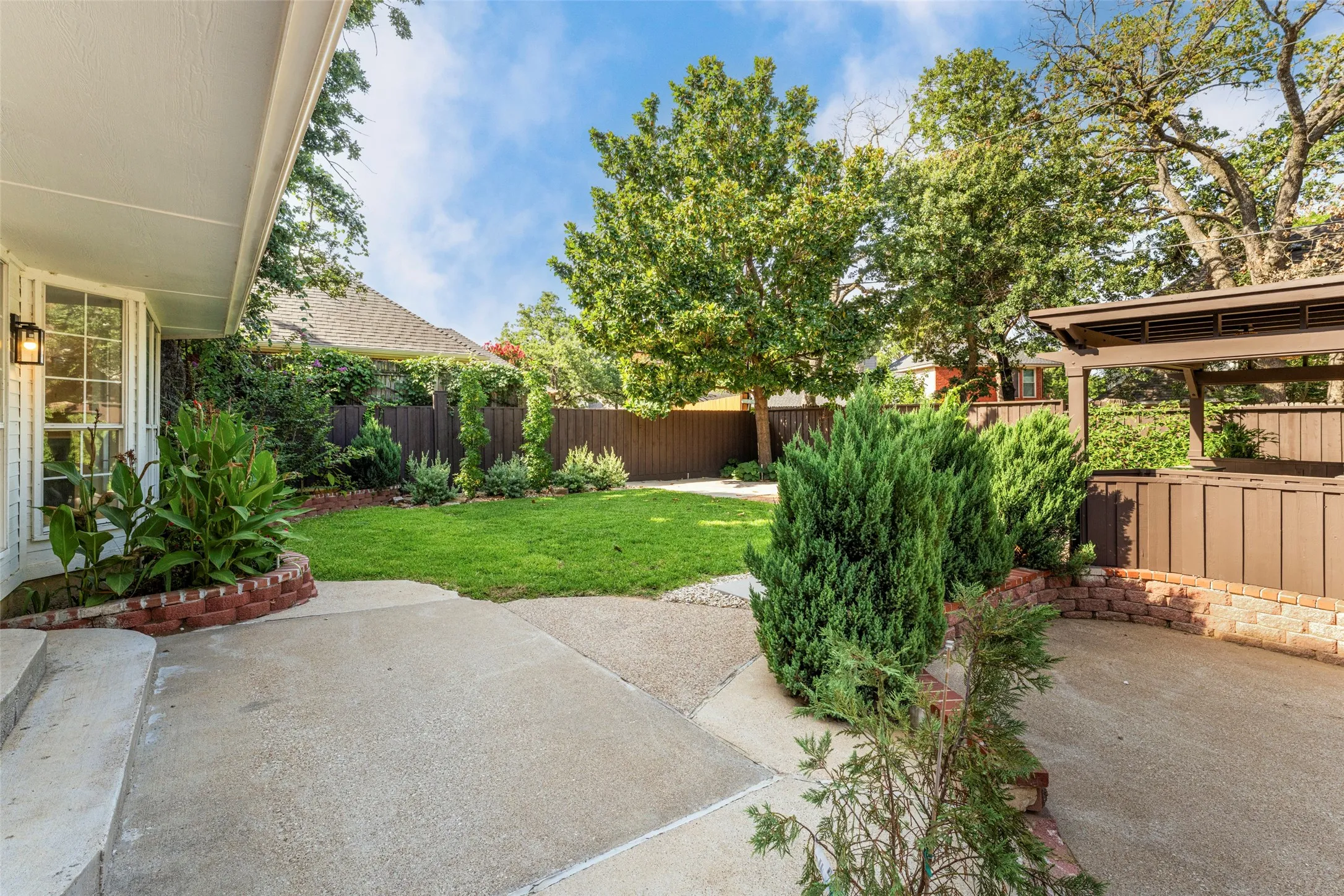 Single Family Residence For Sale in Tarrant County , 7206 Forestwind Court, Arlington, Texas 76001, 4 Bedroom, 4 Bathroom, 2 Garage spaces, 3,692 Sqft, built in 1990, Price $585,000, mls#21322528, Real Estate Agent in Arlington, Homes For Sale in Tarrant county, Homes For Sale in Arlington, Realtor in Arlington Texas, Real Estate Brokerage Independent Realty Texas, Luminita Cordes Realtor