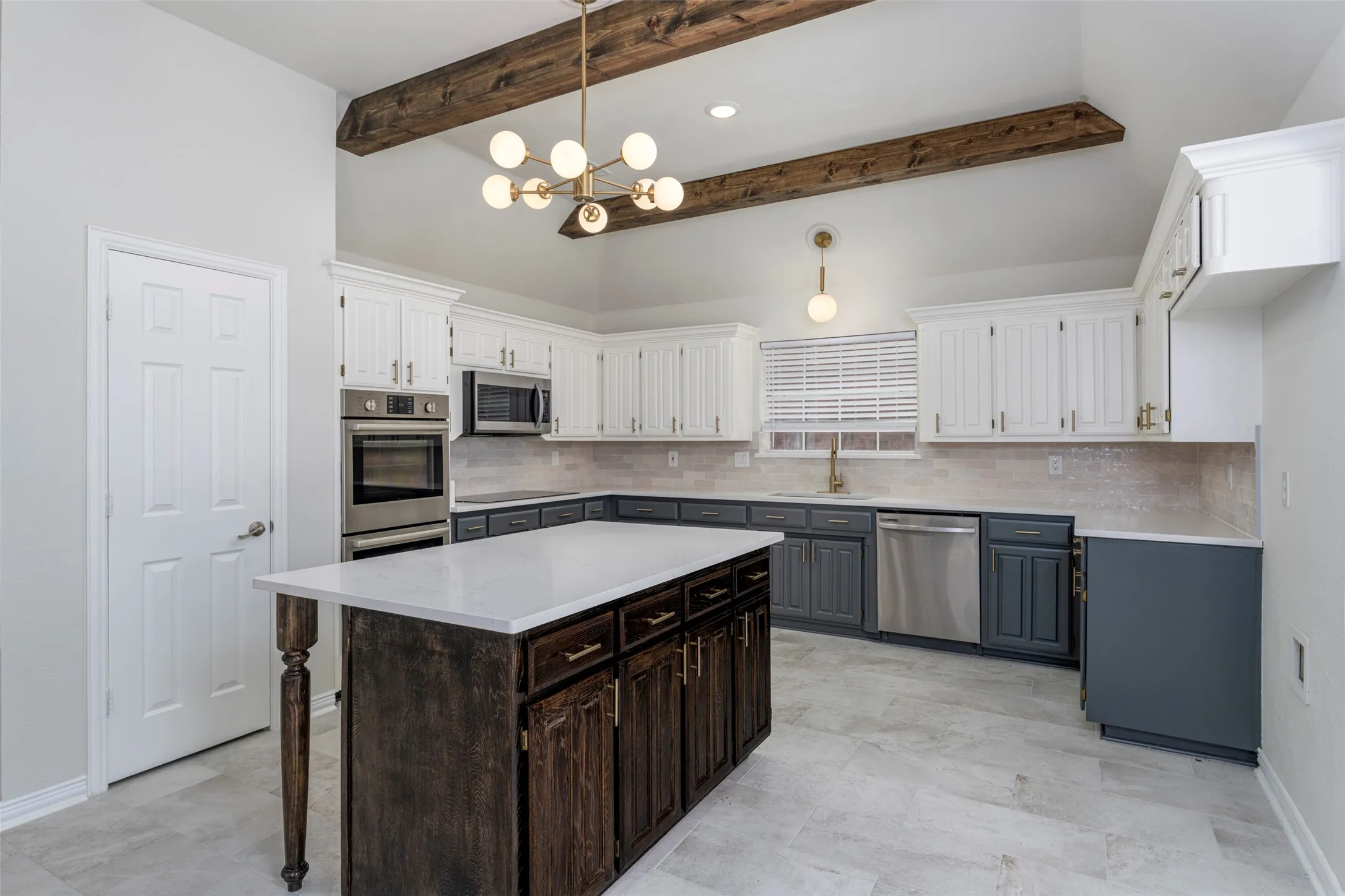 Single Family Residence For Sale in Tarrant County , 7206 Forestwind Court, Arlington, Texas 76001, 4 Bedroom, 4 Bathroom, 2 Garage spaces, 3,692 Sqft, built in 1990, Price $585,000, mls#21322528, Real Estate Agent in Arlington, Homes For Sale in Tarrant county, Homes For Sale in Arlington, Realtor in Arlington Texas, Real Estate Brokerage Independent Realty Texas, Luminita Cordes Realtor