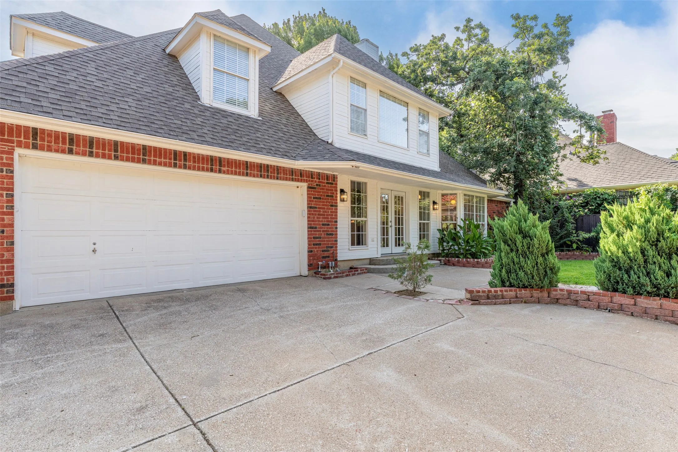Single Family Residence For Sale in Tarrant County , 7206 Forestwind Court, Arlington, Texas 76001, 4 Bedroom, 4 Bathroom, 2 Garage spaces, 3,692 Sqft, built in 1990, Price $585,000, mls#21322528, Real Estate Agent in Arlington, Homes For Sale in Tarrant county, Homes For Sale in Arlington, Realtor in Arlington Texas, Real Estate Brokerage Independent Realty Texas, Luminita Cordes Realtor