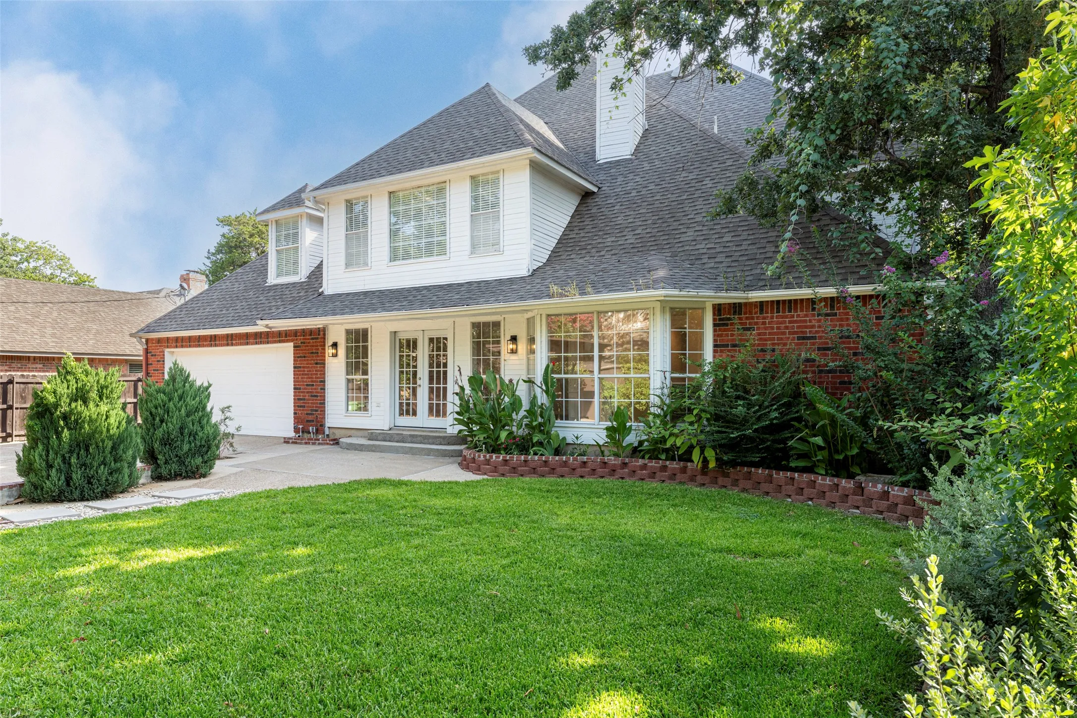 Single Family Residence For Sale in Tarrant County , 7206 Forestwind Court, Arlington, Texas 76001, 4 Bedroom, 4 Bathroom, 2 Garage spaces, 3,692 Sqft, built in 1990, Price $585,000, mls#21322528, Real Estate Agent in Arlington, Homes For Sale in Tarrant county, Homes For Sale in Arlington, Realtor in Arlington Texas, Real Estate Brokerage Independent Realty Texas, Luminita Cordes Realtor