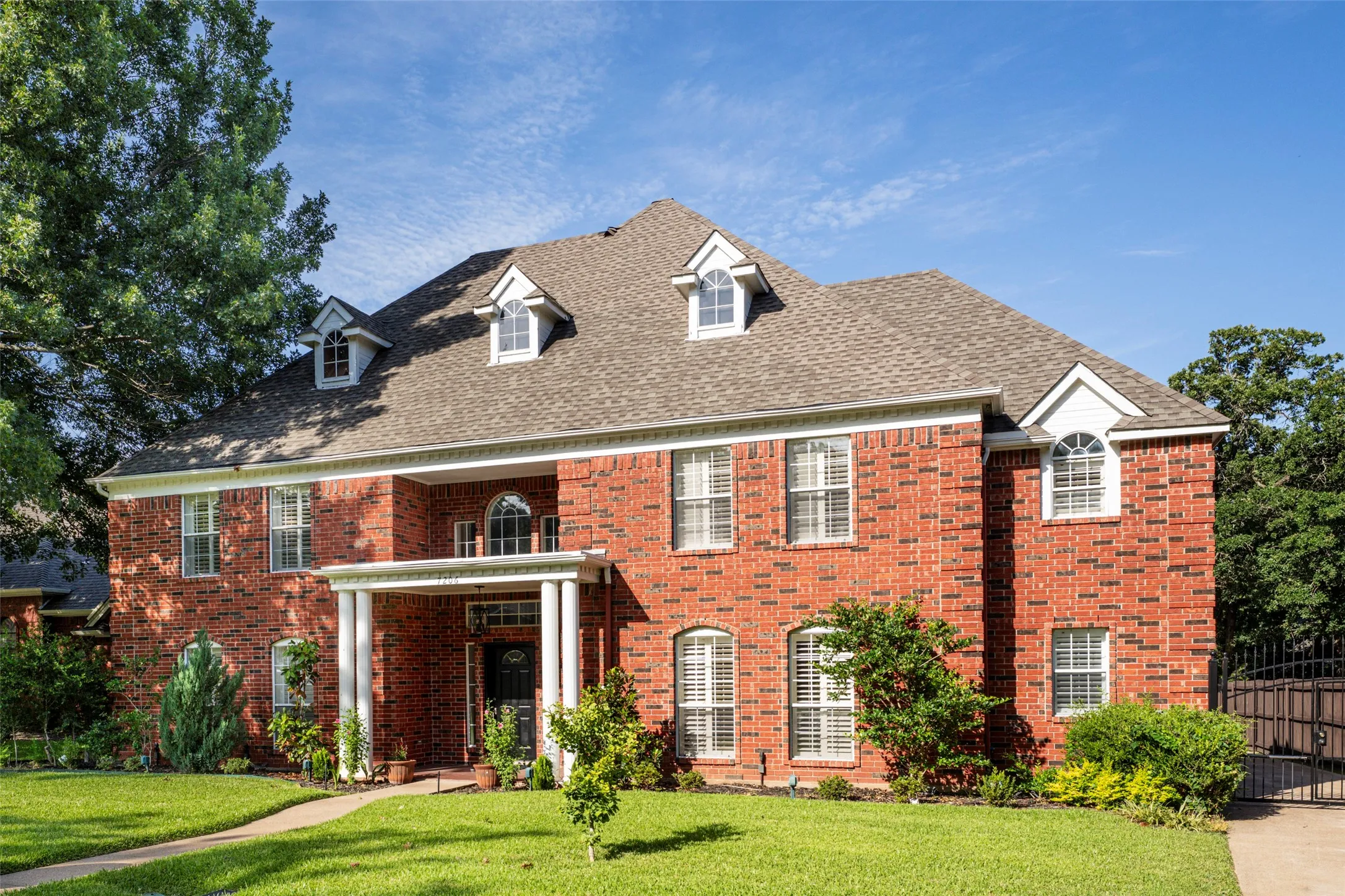 Single Family Residence For Sale in Tarrant County , 7206 Forestwind Court, Arlington, Texas 76001, 4 Bedroom, 4 Bathroom, 2 Garage spaces, 3,692 Sqft, built in 1990, Price $585,000, mls#21322528, Real Estate Agent in Arlington, Homes For Sale in Tarrant county, Homes For Sale in Arlington, Realtor in Arlington Texas, Real Estate Brokerage Independent Realty Texas, Luminita Cordes Realtor