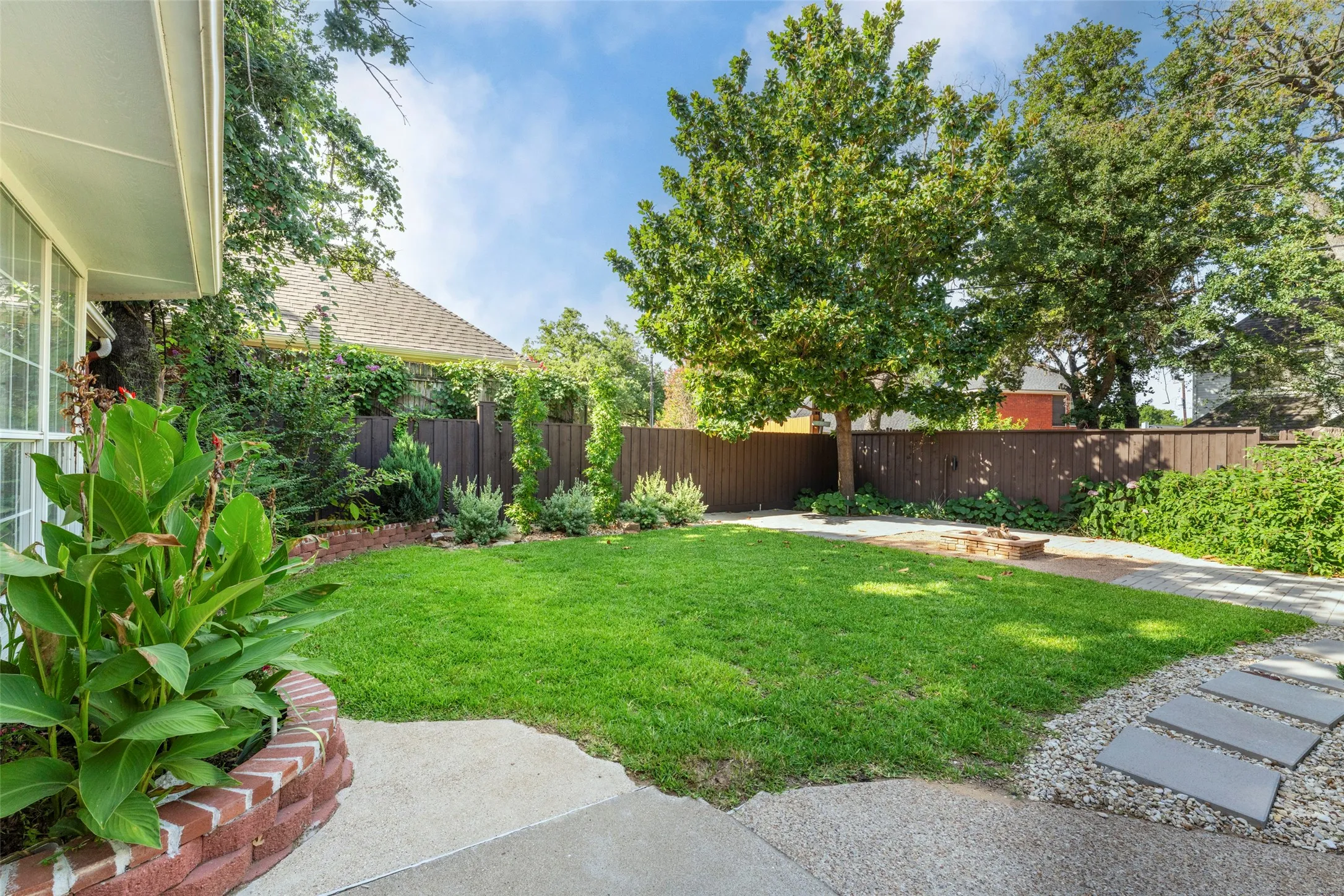 Single Family Residence For Sale in Tarrant County , 7206 Forestwind Court, Arlington, Texas 76001, 4 Bedroom, 4 Bathroom, 2 Garage spaces, 3,692 Sqft, built in 1990, Price $585,000, mls#21322528, Real Estate Agent in Arlington, Homes For Sale in Tarrant county, Homes For Sale in Arlington, Realtor in Arlington Texas, Real Estate Brokerage Independent Realty Texas, Luminita Cordes Realtor