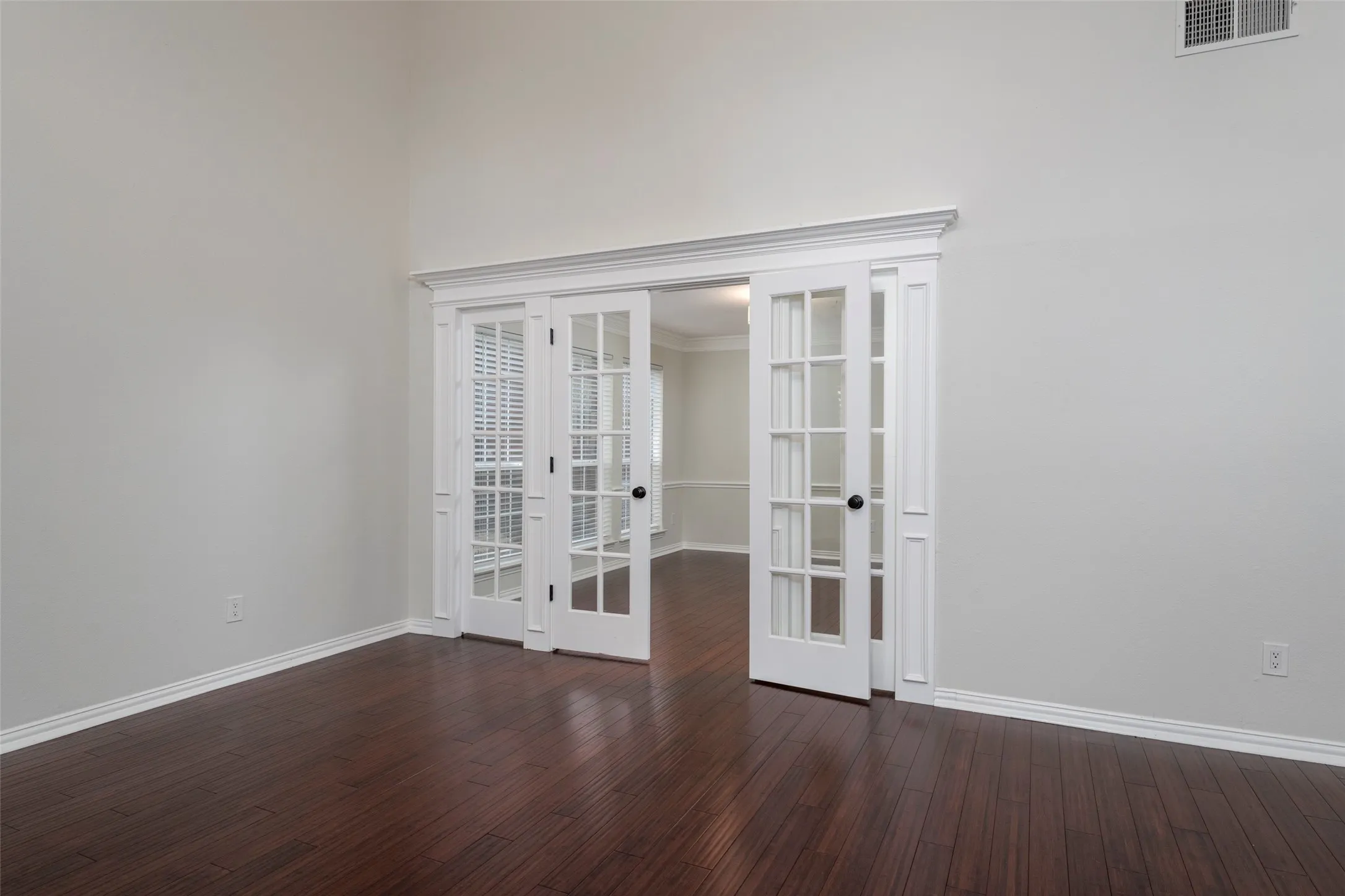 Single Family Residence For Sale in Tarrant County , 7206 Forestwind Court, Arlington, Texas 76001, 4 Bedroom, 4 Bathroom, 2 Garage spaces, 3,692 Sqft, built in 1990, Price $585,000, mls#21322528, Real Estate Agent in Arlington, Homes For Sale in Tarrant county, Homes For Sale in Arlington, Realtor in Arlington Texas, Real Estate Brokerage Independent Realty Texas, Luminita Cordes Realtor