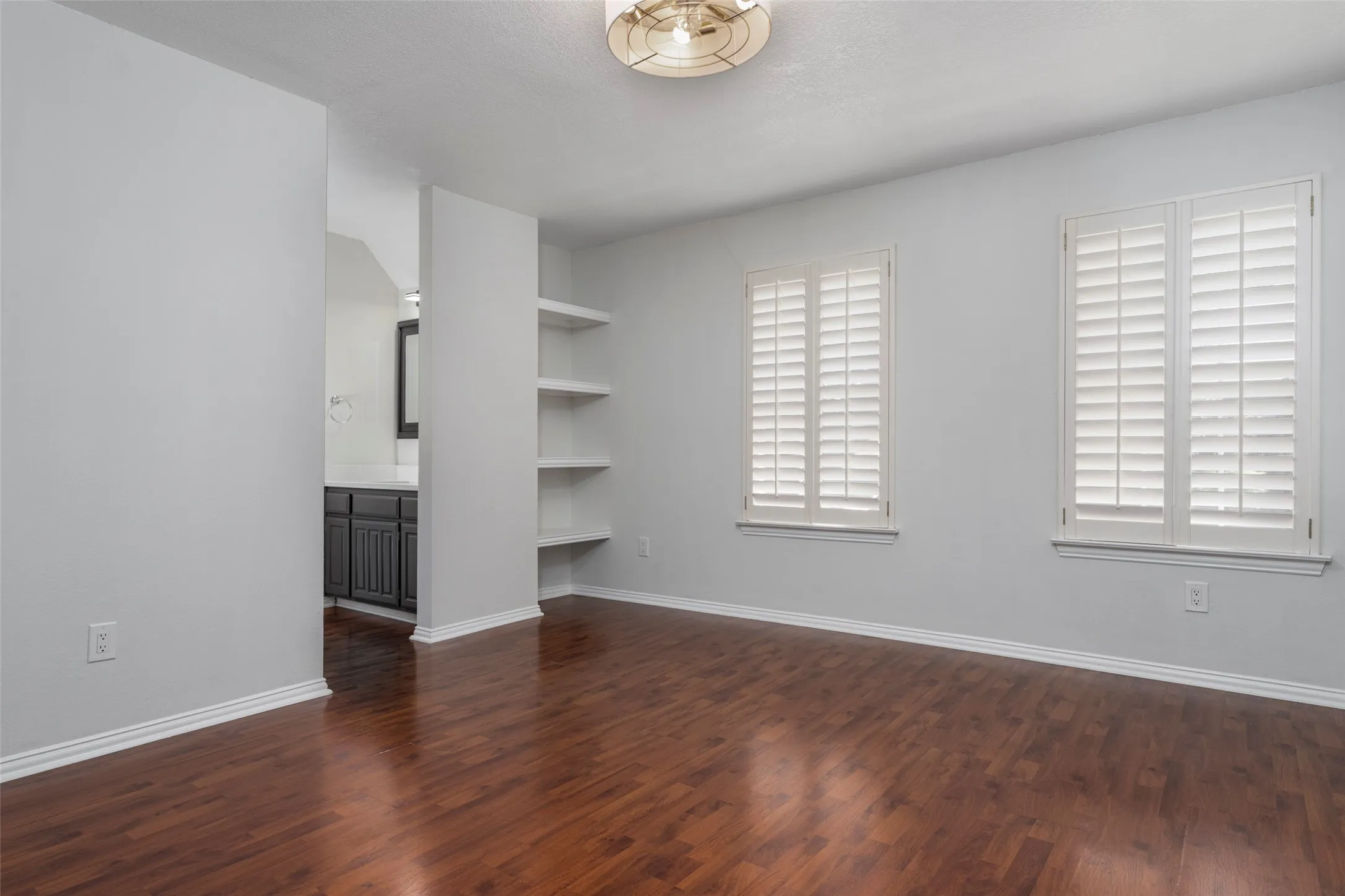 Single Family Residence For Sale in Tarrant County , 7206 Forestwind Court, Arlington, Texas 76001, 4 Bedroom, 4 Bathroom, 2 Garage spaces, 3,692 Sqft, built in 1990, Price $585,000, mls#21322528, Real Estate Agent in Arlington, Homes For Sale in Tarrant county, Homes For Sale in Arlington, Realtor in Arlington Texas, Real Estate Brokerage Independent Realty Texas, Luminita Cordes Realtor