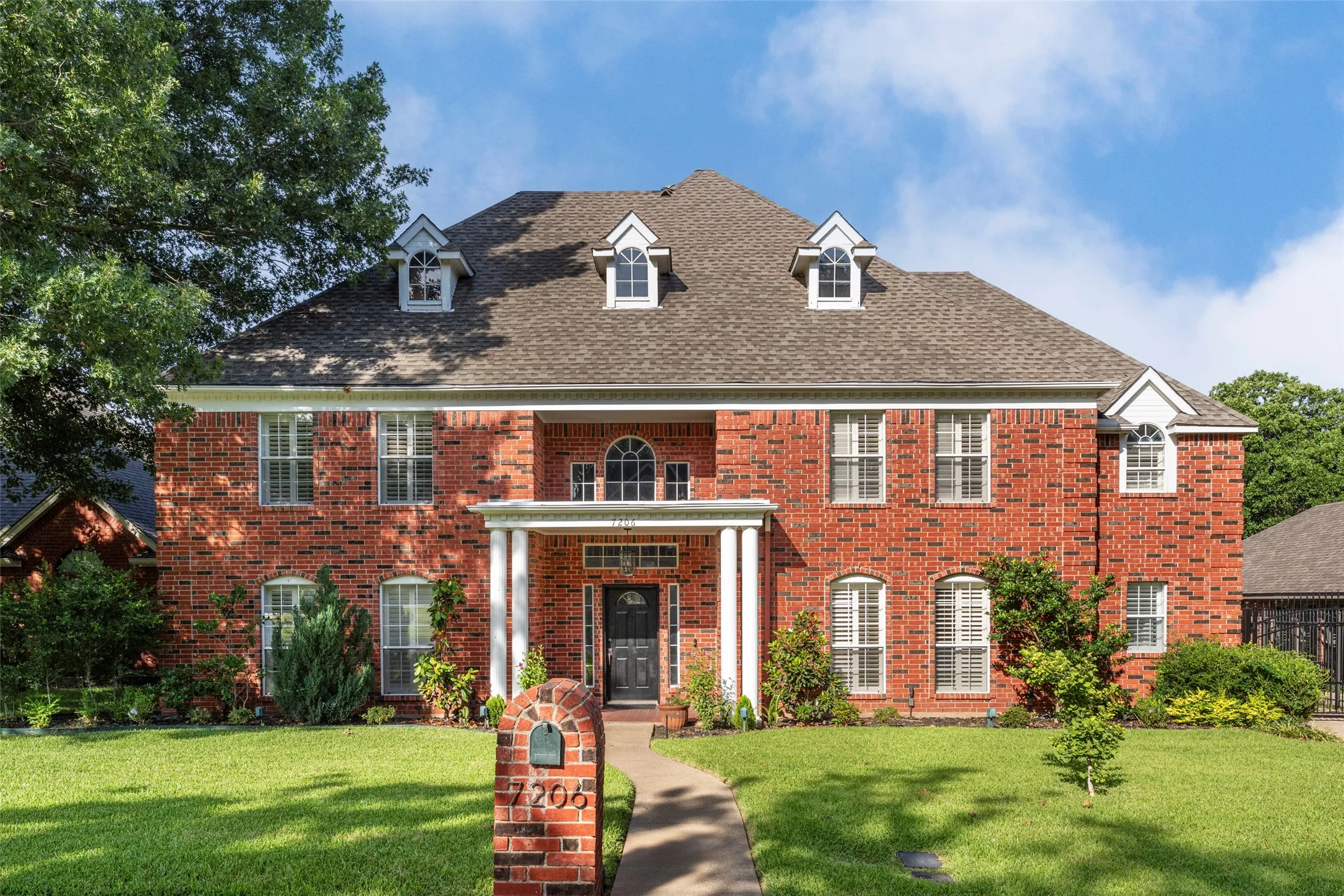 Single Family Residence For Sale in Tarrant County , 7206 Forestwind Court, Arlington, Texas 76001, 4 Bedroom, 4 Bathroom, 2 Garage spaces, 3,692 Sqft, built in 1990, Price $585,000, mls#21322528, Real Estate Agent in Arlington, Homes For Sale in Tarrant county, Homes For Sale in Arlington, Realtor in Arlington Texas, Real Estate Brokerage Independent Realty Texas, Luminita Cordes Realtor