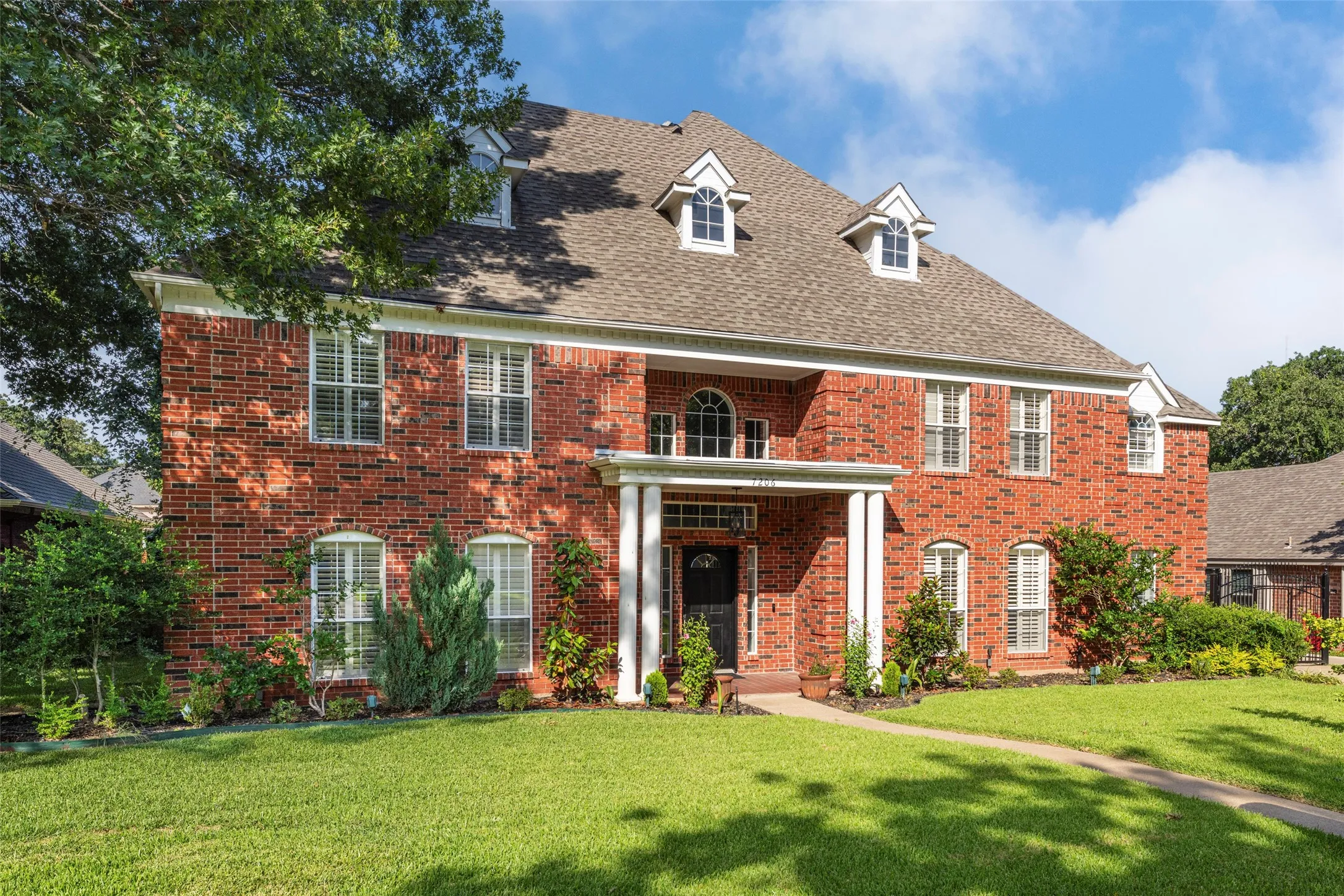 Single Family Residence For Sale in Tarrant County , 7206 Forestwind Court, Arlington, Texas 76001, 4 Bedroom, 4 Bathroom, 2 Garage spaces, 3,692 Sqft, built in 1990, Price $585,000, mls#21322528, Real Estate Agent in Arlington, Homes For Sale in Tarrant county, Homes For Sale in Arlington, Realtor in Arlington Texas, Real Estate Brokerage Independent Realty Texas, Luminita Cordes Realtor