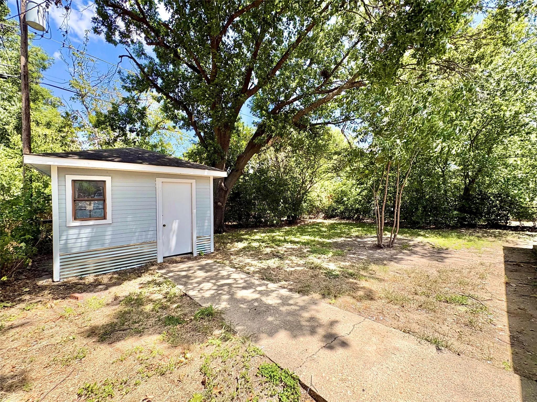 Single Family Residence For Sale in Ellis County , 1110 Edgewood, Ennis, Texas 75119, 2 Bedroom, 2 Bathroom, 1 Garage spaces, 1,056 Sqft, built in 1964, mls#21323034, Real Estate Agent in Ennis, Homes For Sale in Ellis county, Homes For Sale in Ennis, Realtor in Ennis Texas, Real Estate Brokerage Independent Realty Texas, Luminita Cordes Realtor