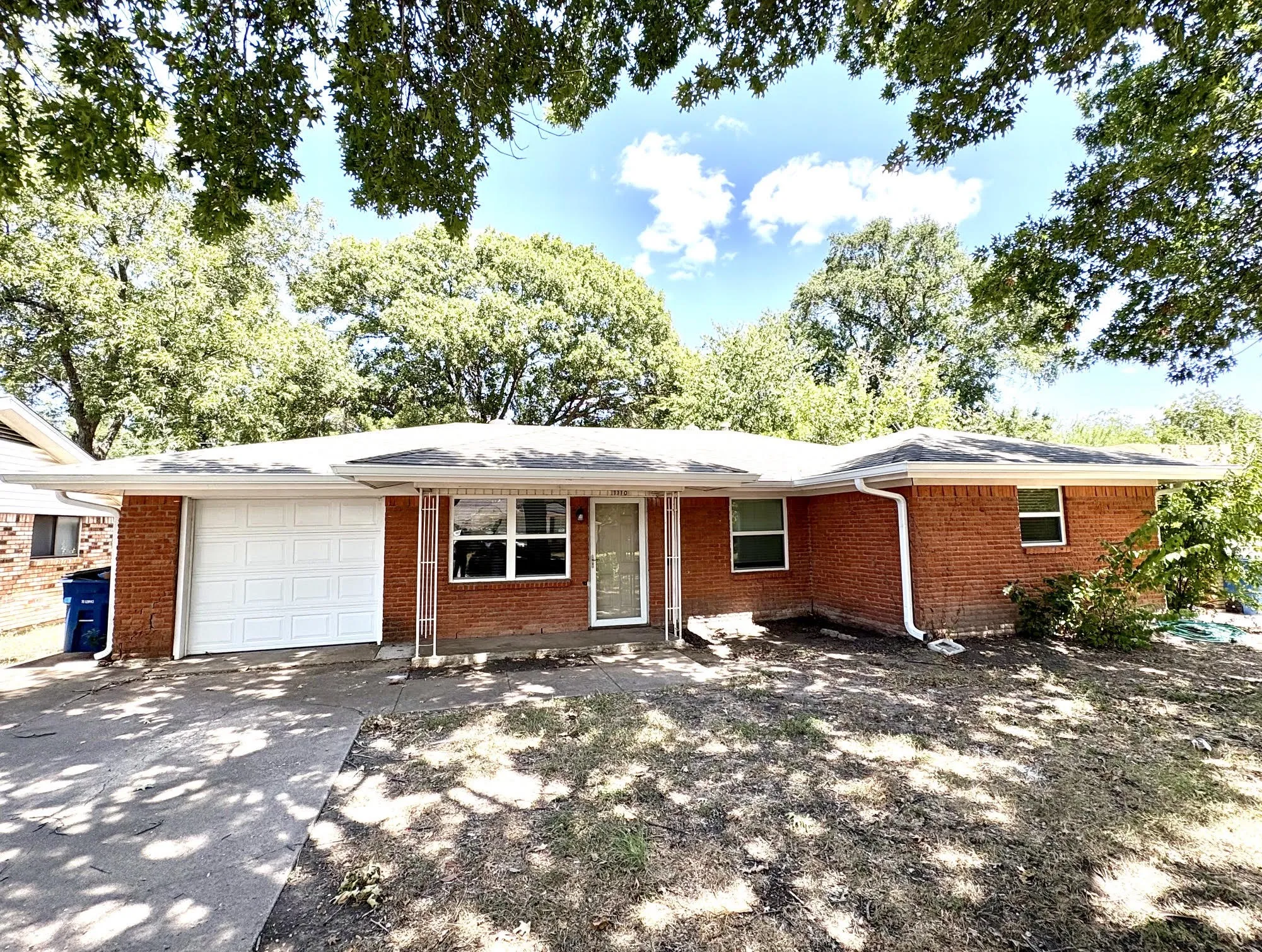 Single Family Residence For Sale in Ellis County , 1110 Edgewood, Ennis, Texas 75119, 2 Bedroom, 2 Bathroom, 1 Garage spaces, 1,056 Sqft, built in 1964, mls#21323034, Real Estate Agent in Ennis, Homes For Sale in Ellis county, Homes For Sale in Ennis, Realtor in Ennis Texas, Real Estate Brokerage Independent Realty Texas, Luminita Cordes Realtor