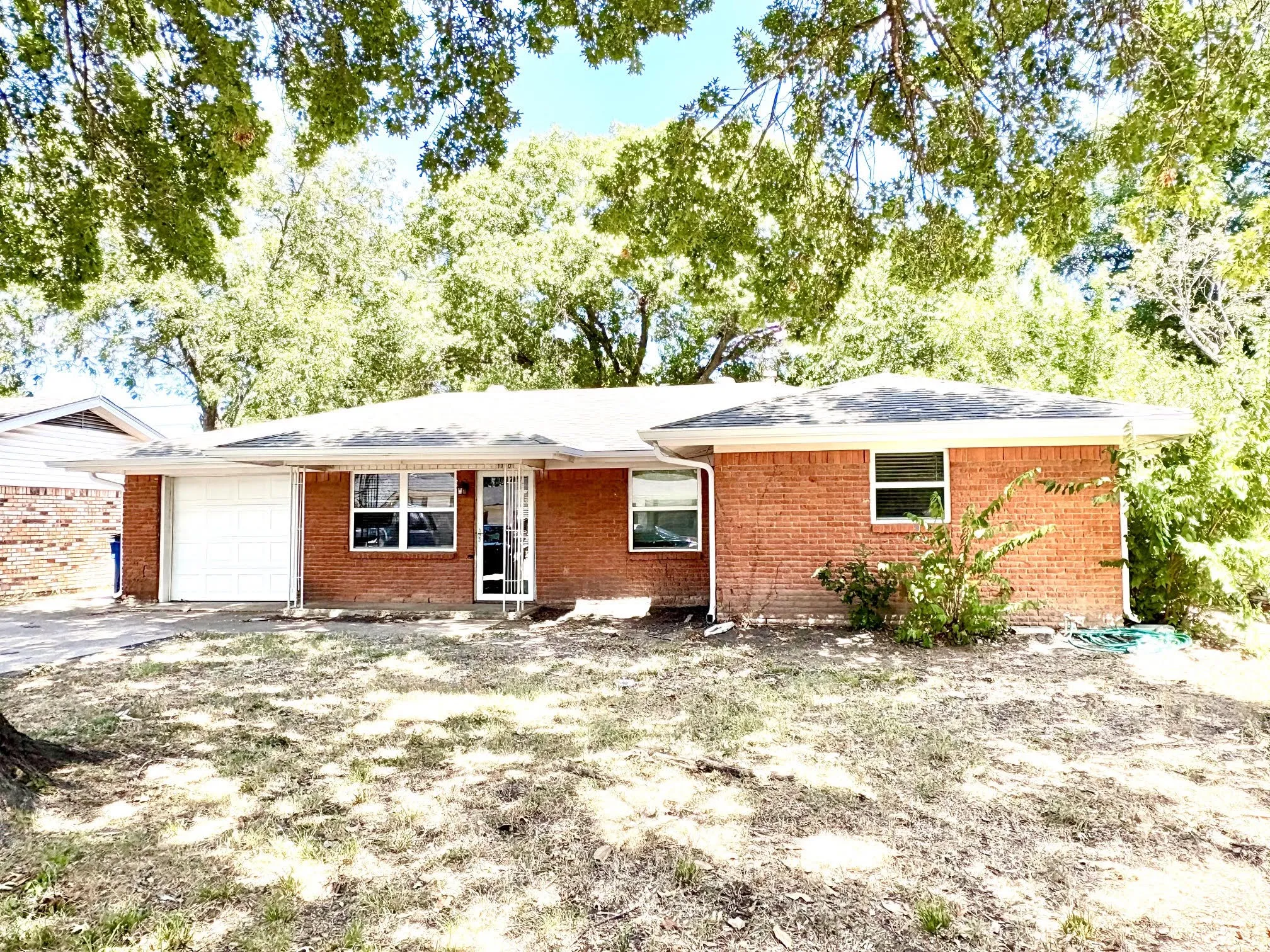 Single Family Residence For Sale in Ellis County , 1110 Edgewood, Ennis, Texas 75119, 2 Bedroom, 2 Bathroom, 1 Garage spaces, 1,056 Sqft, built in 1964, mls#21323034, Real Estate Agent in Ennis, Homes For Sale in Ellis county, Homes For Sale in Ennis, Realtor in Ennis Texas, Real Estate Brokerage Independent Realty Texas, Luminita Cordes Realtor