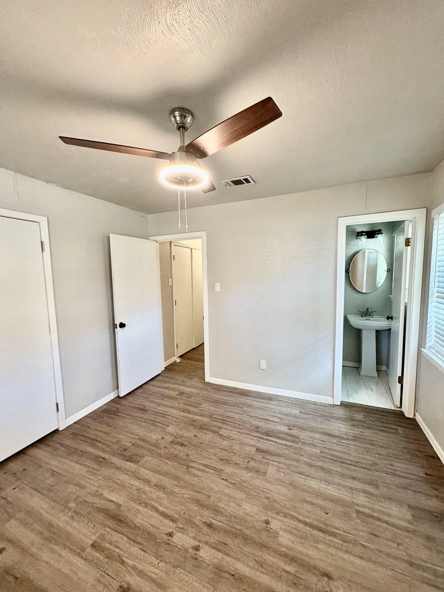 Single Family Residence For Sale in Ellis County , 1110 Edgewood, Ennis, Texas 75119, 2 Bedroom, 2 Bathroom, 1 Garage spaces, 1,056 Sqft, built in 1964, mls#21323034, Real Estate Agent in Ennis, Homes For Sale in Ellis county, Homes For Sale in Ennis, Realtor in Ennis Texas, Real Estate Brokerage Independent Realty Texas, Luminita Cordes Realtor