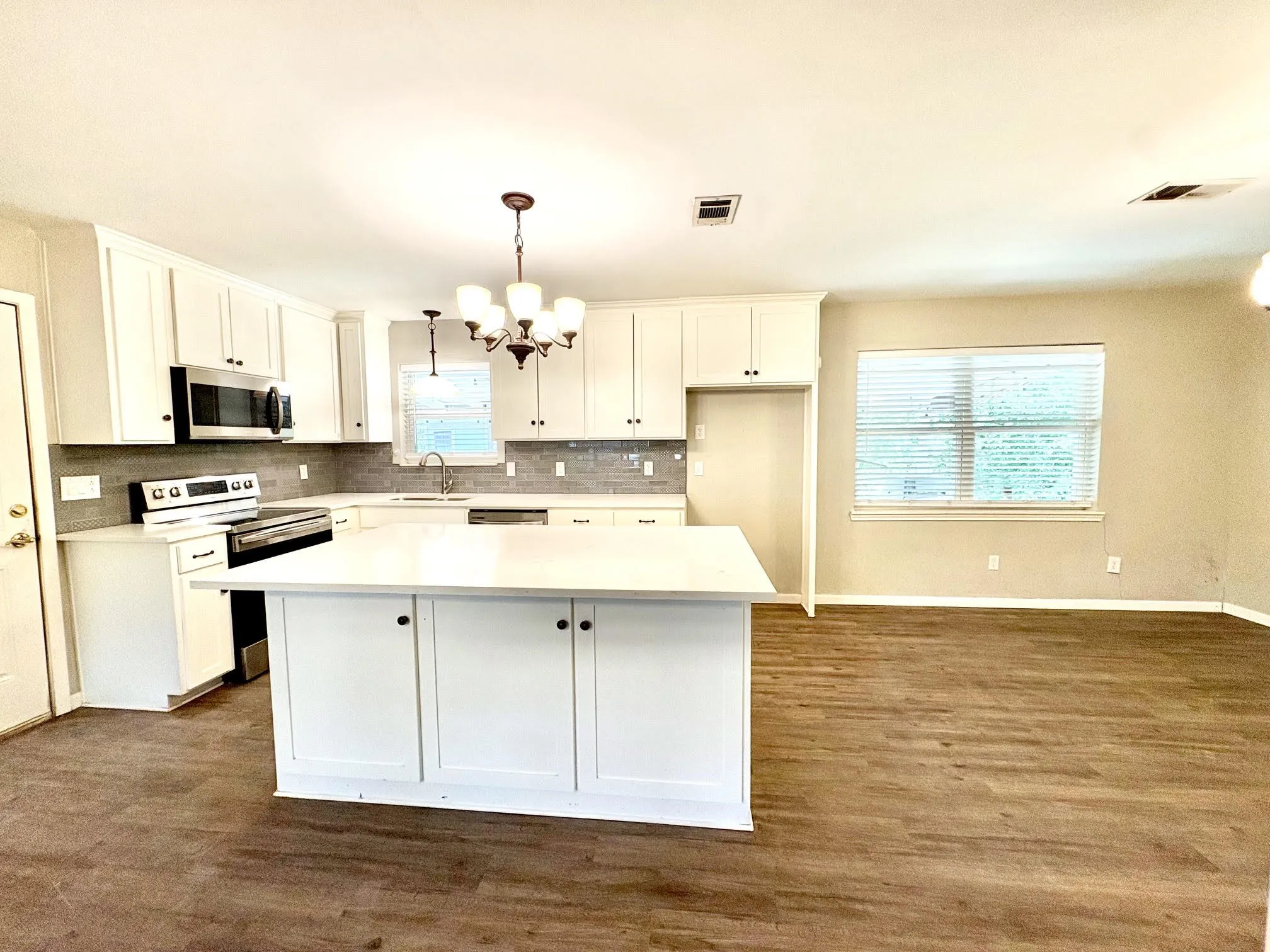 Single Family Residence For Sale in Ellis County , 1110 Edgewood, Ennis, Texas 75119, 2 Bedroom, 2 Bathroom, 1 Garage spaces, 1,056 Sqft, built in 1964, mls#21323034, Real Estate Agent in Ennis, Homes For Sale in Ellis county, Homes For Sale in Ennis, Realtor in Ennis Texas, Real Estate Brokerage Independent Realty Texas, Luminita Cordes Realtor