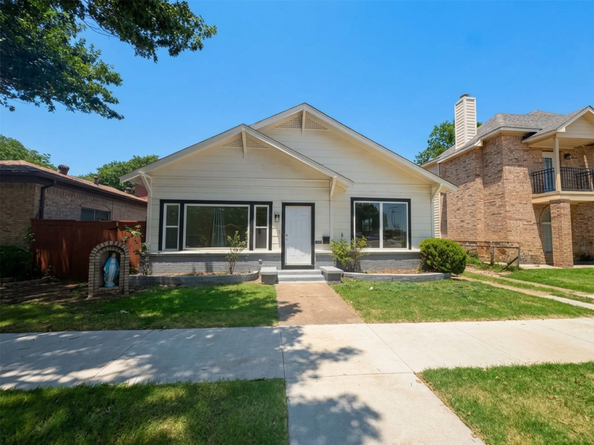 Single Family Residence For Rent in Tarrant County , 2011 N Houston Street, Fort Worth, Texas 76164, 4 Bedrooms, 3 Bathrooms, Garage spaces, 2,188 Sqft, built in 1925, Price $3,000, mls#21322966, Real Estate Agent in Fort Worth, Homes For Rent in Tarrant county, Homes For Rent in Fort Worth, Realtor in Fort Worth Texas, Real Estate Brokerage Independent Realty Texas, Luminita Cordes Realtor