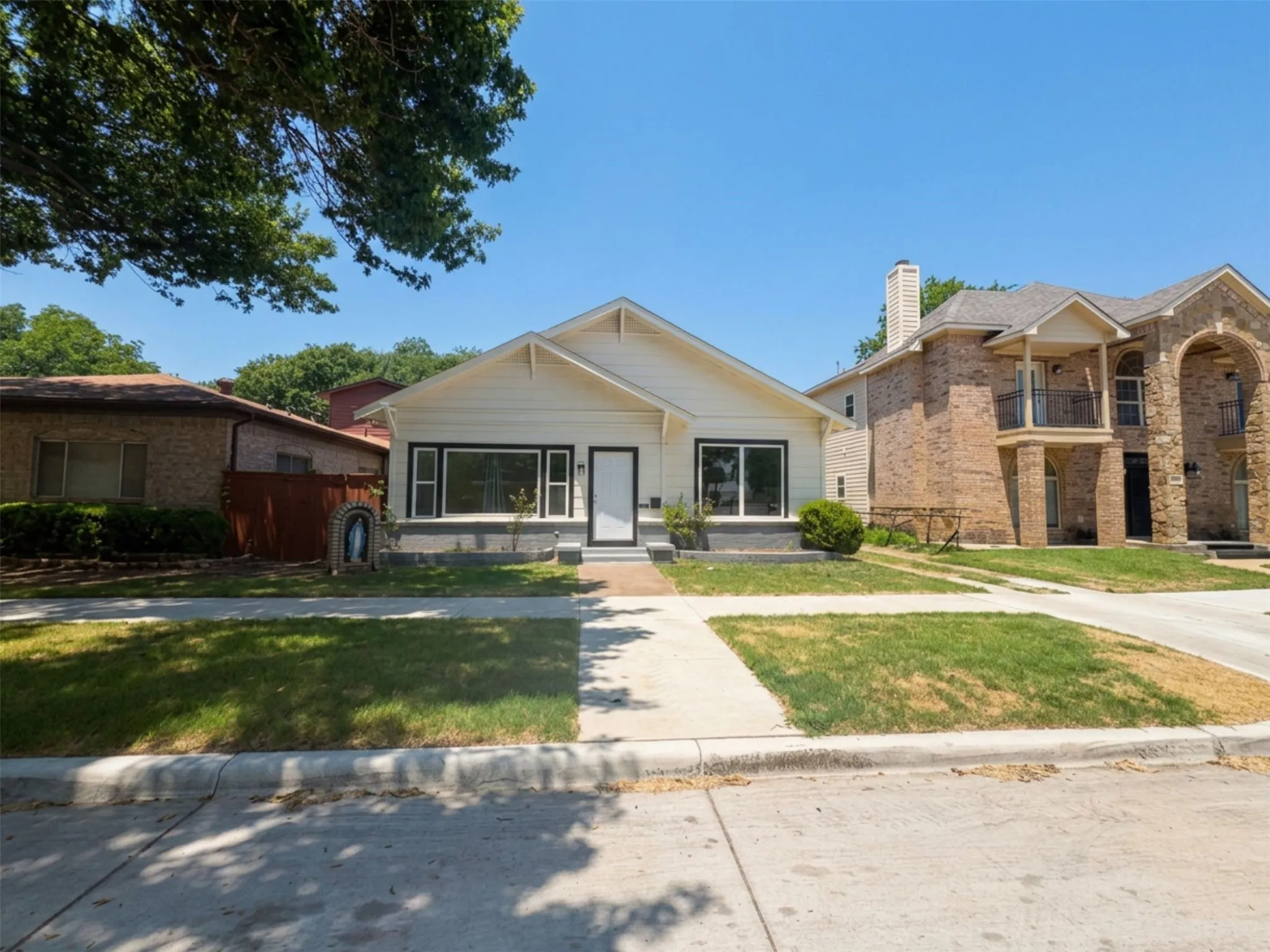 Single Family Residence For Rent in Tarrant County , 2011 N Houston Street, Fort Worth, Texas 76164, 4 Bedrooms, 3 Bathrooms, Garage spaces, 2,188 Sqft, built in 1925, Price $3,000, mls#21322966, Real Estate Agent in Fort Worth, Homes For Rent in Tarrant county, Homes For Rent in Fort Worth, Realtor in Fort Worth Texas, Real Estate Brokerage Independent Realty Texas, Luminita Cordes Realtor