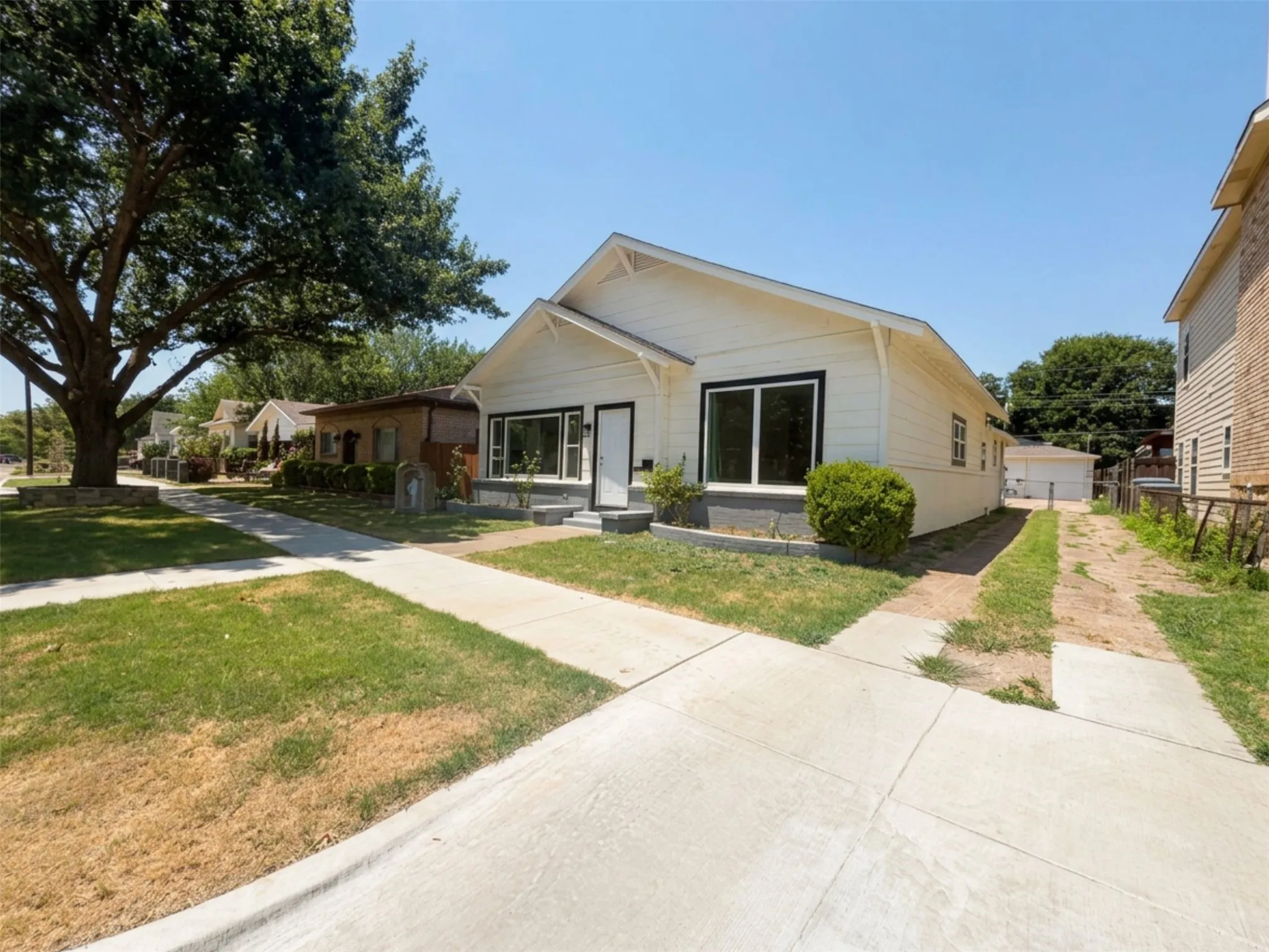 Single Family Residence For Rent in Tarrant County , 2011 N Houston Street, Fort Worth, Texas 76164, 4 Bedrooms, 3 Bathrooms, Garage spaces, 2,188 Sqft, built in 1925, Price $3,000, mls#21322966, Real Estate Agent in Fort Worth, Homes For Rent in Tarrant county, Homes For Rent in Fort Worth, Realtor in Fort Worth Texas, Real Estate Brokerage Independent Realty Texas, Luminita Cordes Realtor