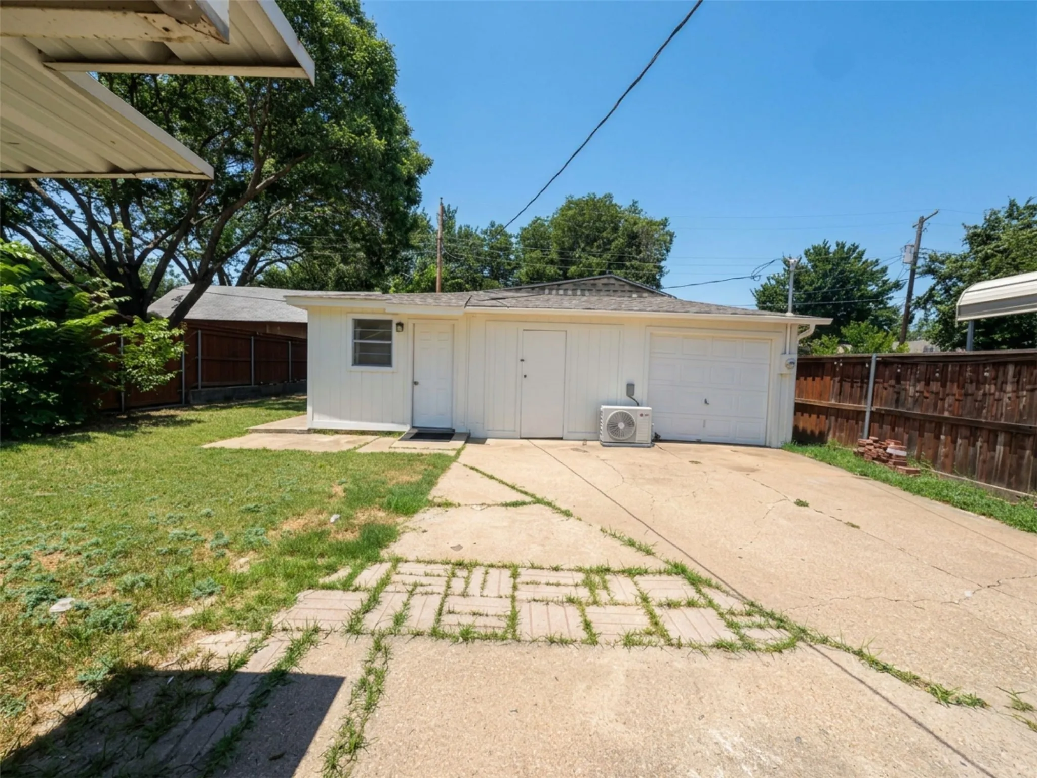 Single Family Residence For Rent in Tarrant County , 2011 N Houston Street, Fort Worth, Texas 76164, 4 Bedrooms, 3 Bathrooms, Garage spaces, 2,188 Sqft, built in 1925, Price $3,000, mls#21322966, Real Estate Agent in Fort Worth, Homes For Rent in Tarrant county, Homes For Rent in Fort Worth, Realtor in Fort Worth Texas, Real Estate Brokerage Independent Realty Texas, Luminita Cordes Realtor