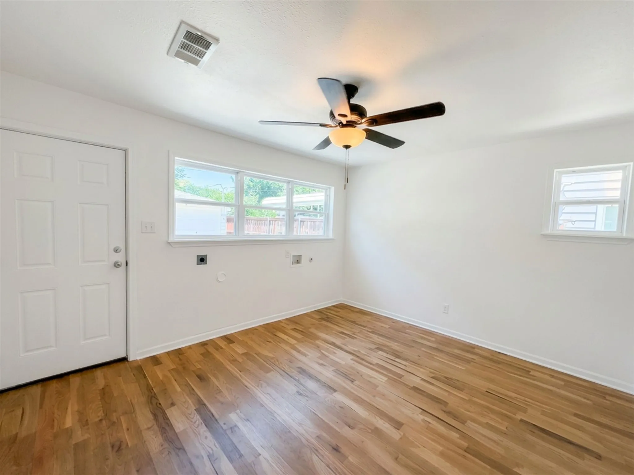 Single Family Residence For Rent in Tarrant County , 2011 N Houston Street, Fort Worth, Texas 76164, 4 Bedrooms, 3 Bathrooms, Garage spaces, 2,188 Sqft, built in 1925, Price $3,000, mls#21322966, Real Estate Agent in Fort Worth, Homes For Rent in Tarrant county, Homes For Rent in Fort Worth, Realtor in Fort Worth Texas, Real Estate Brokerage Independent Realty Texas, Luminita Cordes Realtor